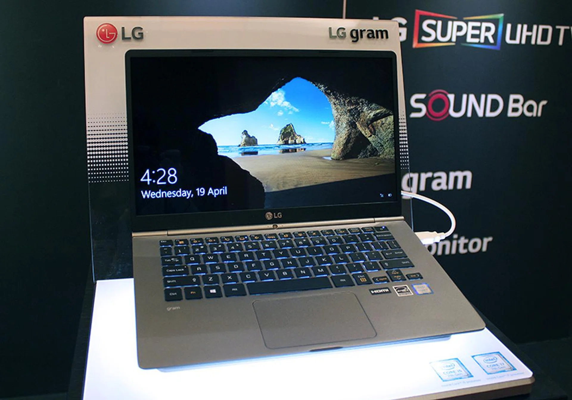 The 14-inch gram 14 weighs just under a kilogram.