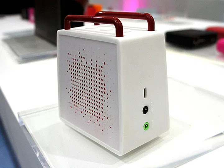 The SPzero featues handles that can be used to strapped to belts or bags.