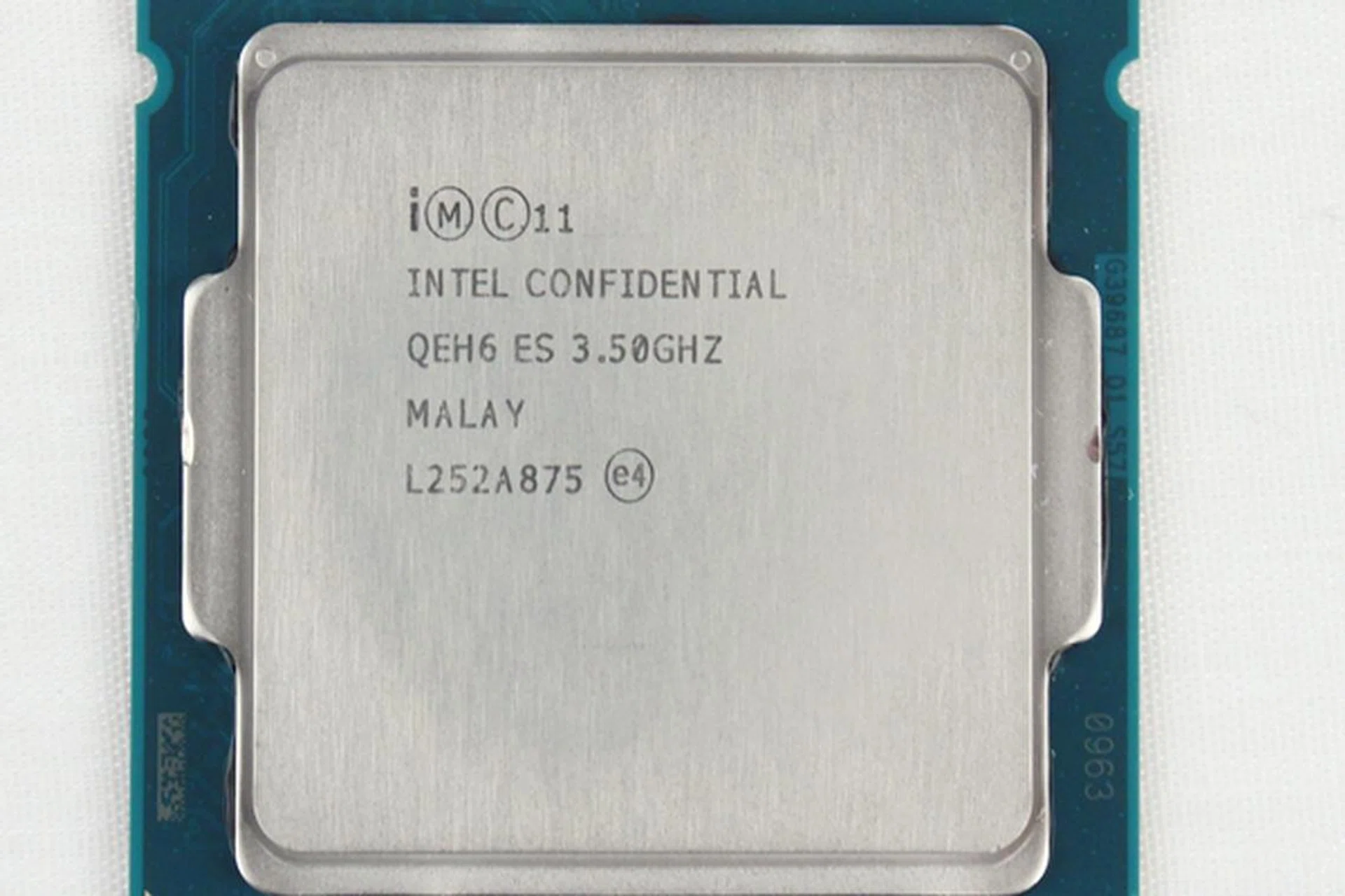The Intel Core i7-4770K processor boasts of an updated microarchitecture that brings about better power efficiency. It also has an updated Intel HD 4600 graphics core that enough features and firepower to put all entry-level discrete graphics cards out of business.