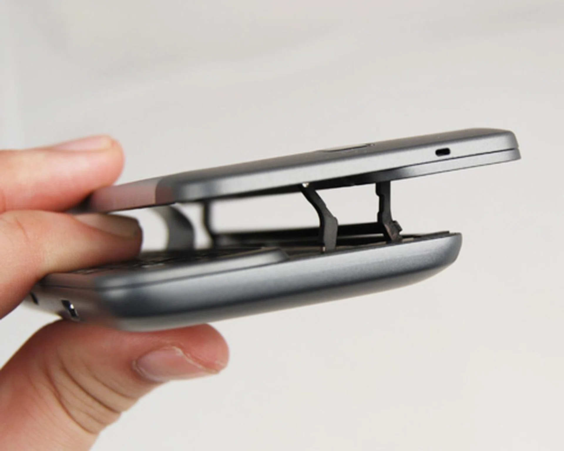 Thanks to the Z-hinge design, popping the display out to reveal the QWERTY keyboard is an easy affair.