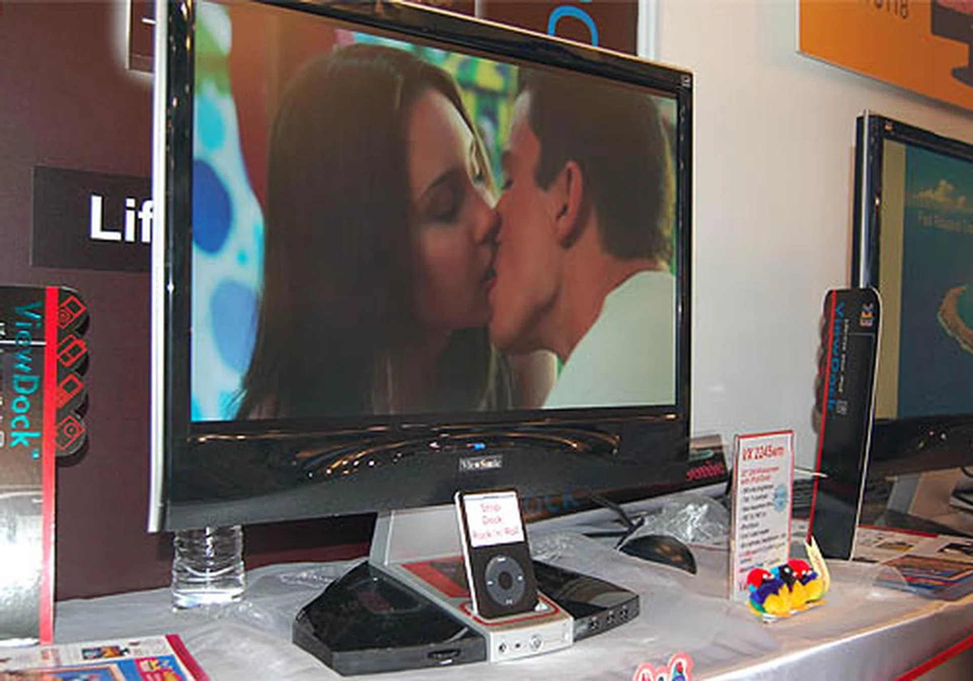 iPod fans should check out the VX 2245WM – an iPod dock sits beneath 22” of pure DVI widescreen real estate and built-in speakers! This 1680 x 1050pixel capable LCD with 5ms response time and 700:1 contrast ratio goes for S$799 with S$100 iPod voucher and DVI cable thrown in. A variant, VS2235WM that comes without the iPod dock can be had for S$649.