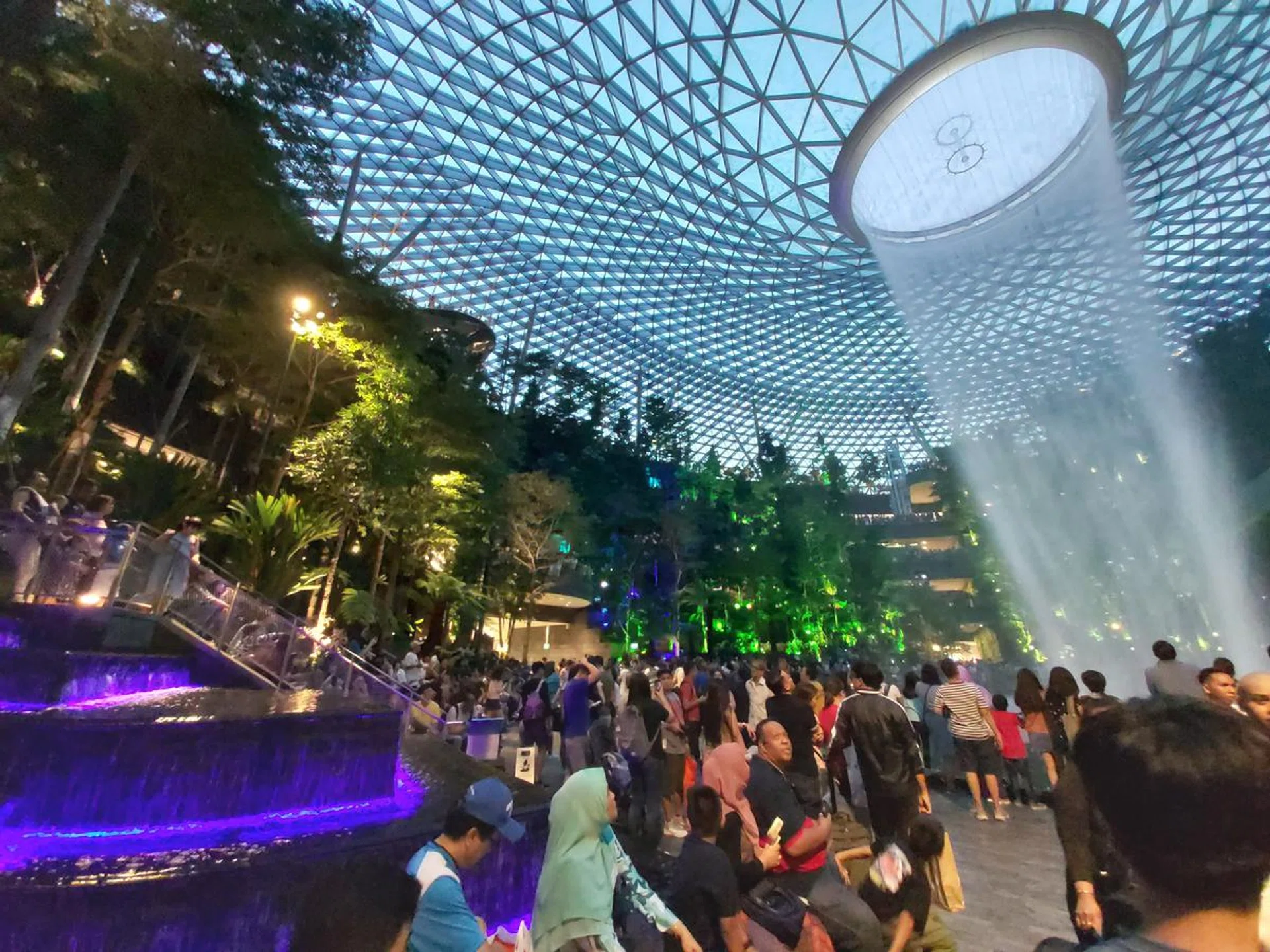 And where the lighting is sufficient, there is very little difference in colour and contrast between the wide-angle and the main cameras. (Click to see the original full-size image)