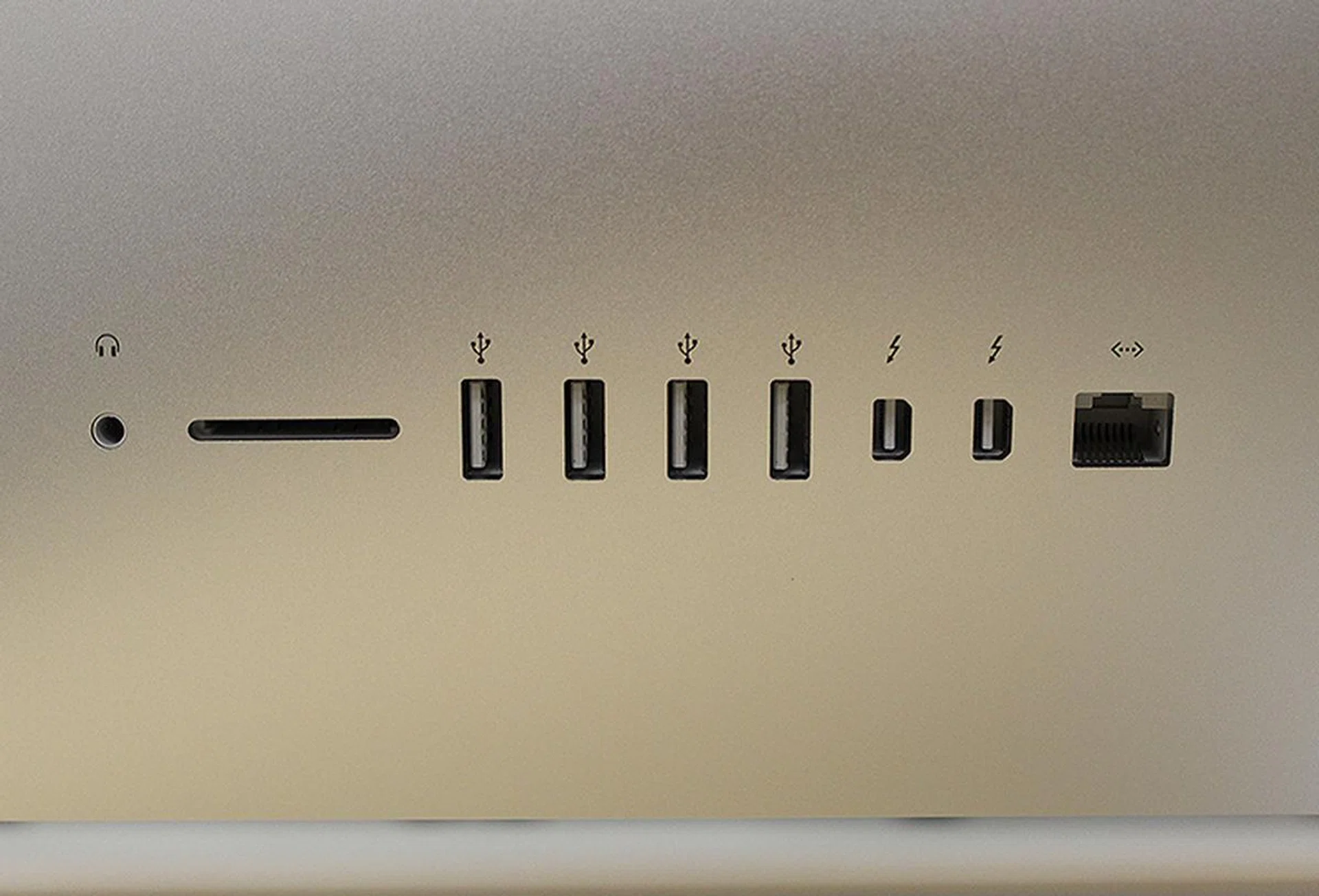 From left to right users will find a headphones jack, SDXC card reader, quadruple USB 3.0 ports, dual Thunderbolt 2 ports and a Gigabit Ethernet port.