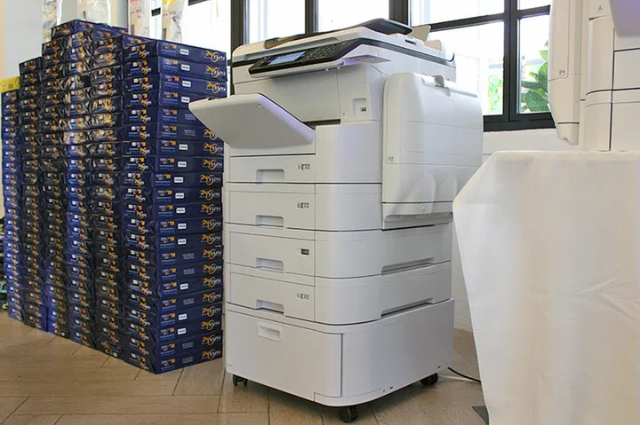 A fully-decked WF-C869R can hold 1,835 sheets of paper.