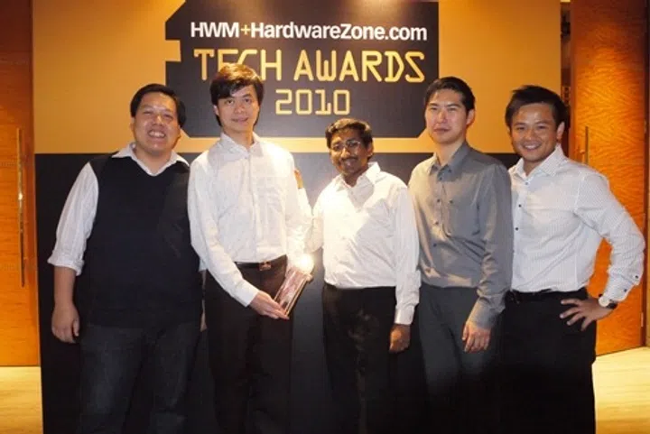 The editorial team posing with Tan See Ghee, Marketing Director for South Asia, AMD Far East Ltd. (2nd from left) and Mr. Randy Ho, Channel Sales Manager, ASEAN Region for Graphics and Chipset Business, AMD Far East Ltd. (1st from right).