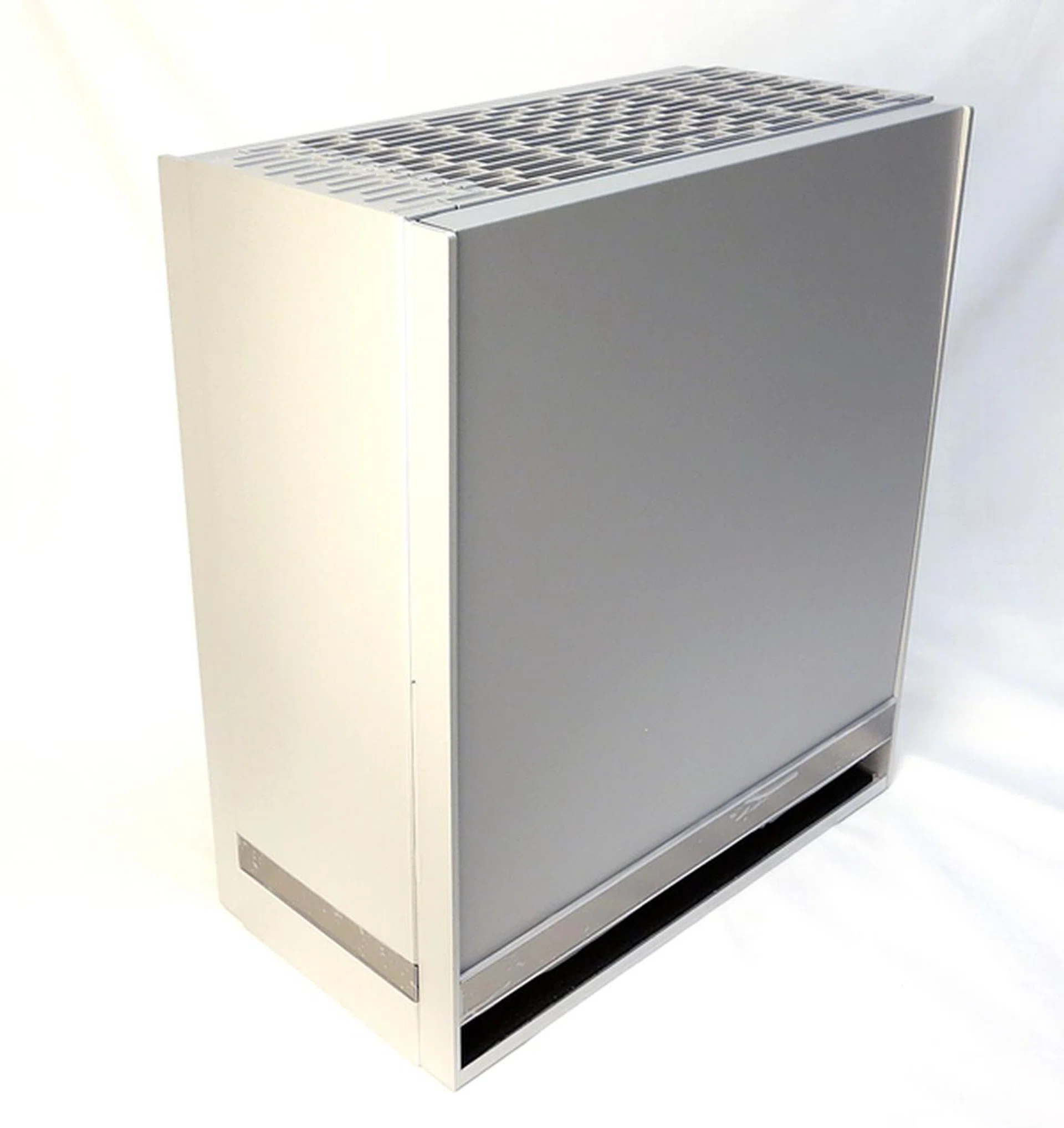 Looking cool and aloof, the new SilverStone Fortress FT05 mid-tower chassis has an unornamented facade, save for a well-ventilated plastic top panel. The chassis comes in two color variants; black or silver. 