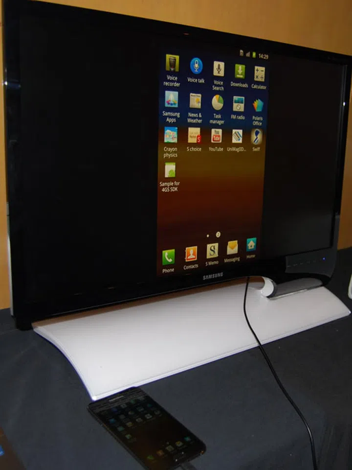 Samsung Series 7 Smart Station monitor, connected to a Samsung Galaxy Note. 