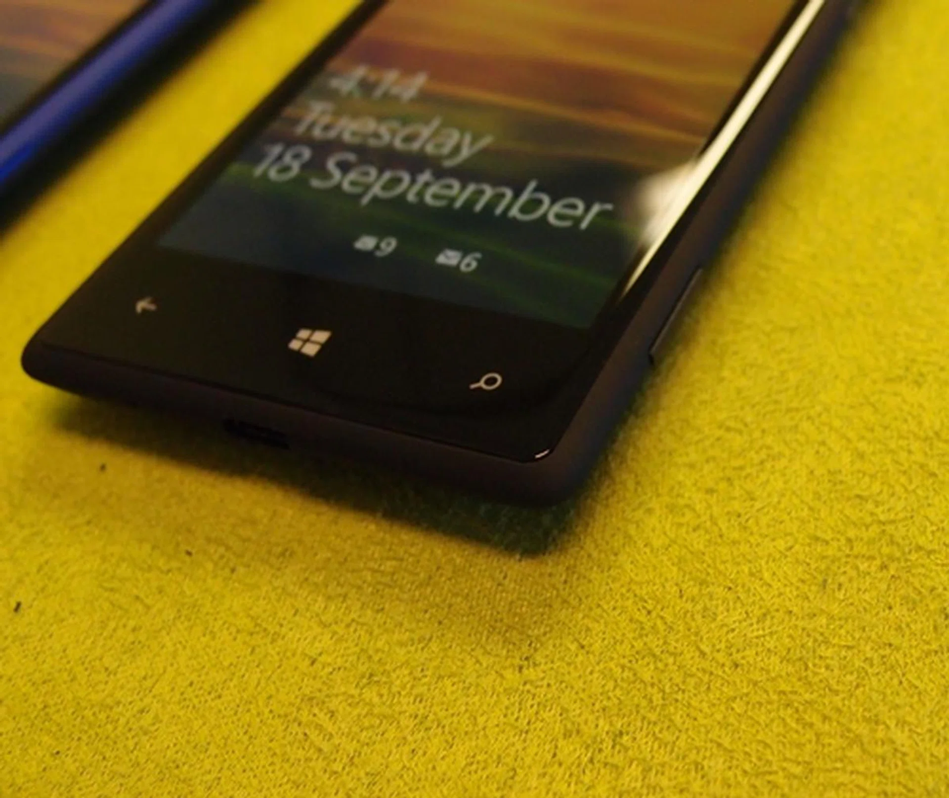 The iconic trio of Windows Phone icons aside, the curved unibody design can also be clearly gleamed from the front.