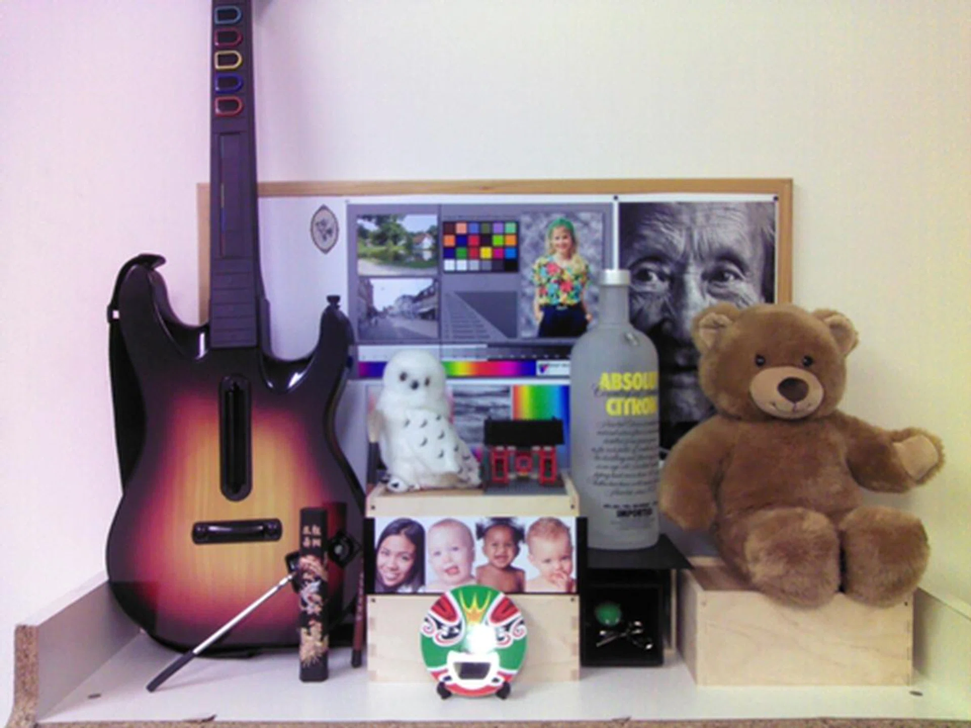 We were not surprised by the unpleasant image quality. In addition, we noticed a purplish hue on the left, and a yellowish hue on the right of the image. Tablets in general do not perform well in the imaging aspect as they are not meant to be used as imaging devices.