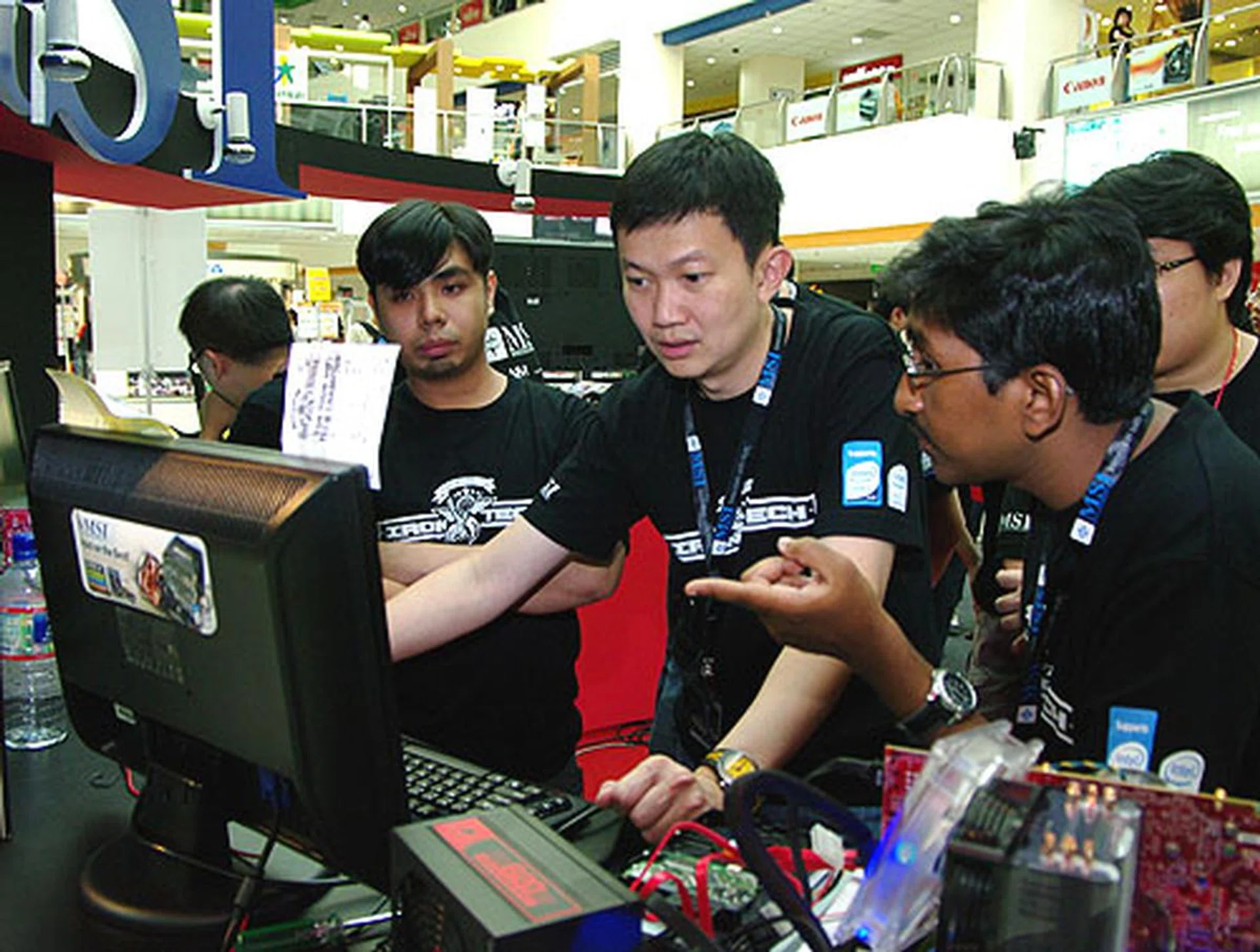  Gil Navarro encountered some issues with his system setup but the big guns, HWZ Chief Editor Dr Jimmy Tang and Editor Vijay Anand were there to help troubleshoot.  