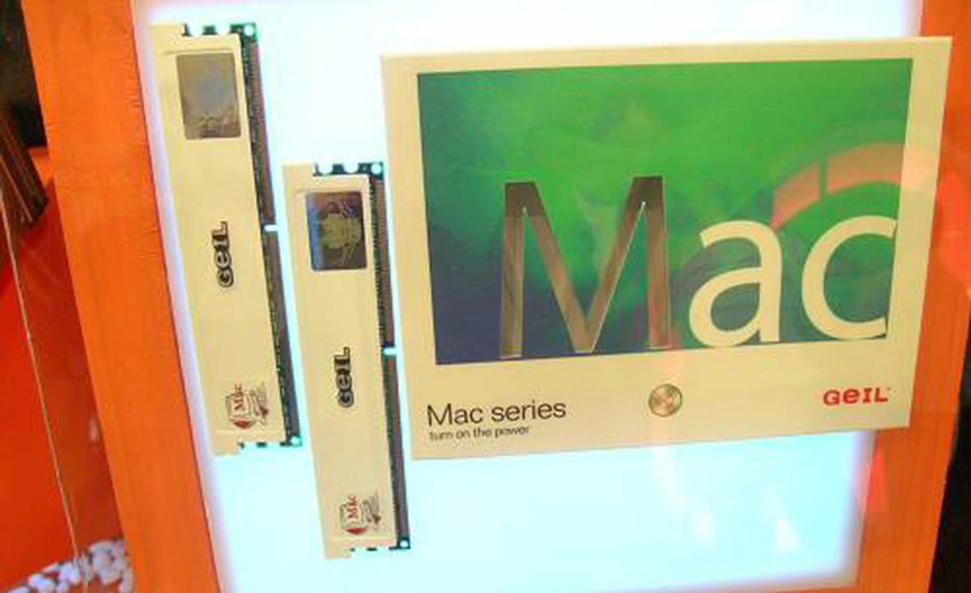 Not really new, but also not something that is seen often enough, Geil's ultra sexy Mac line of DDR2 memory.