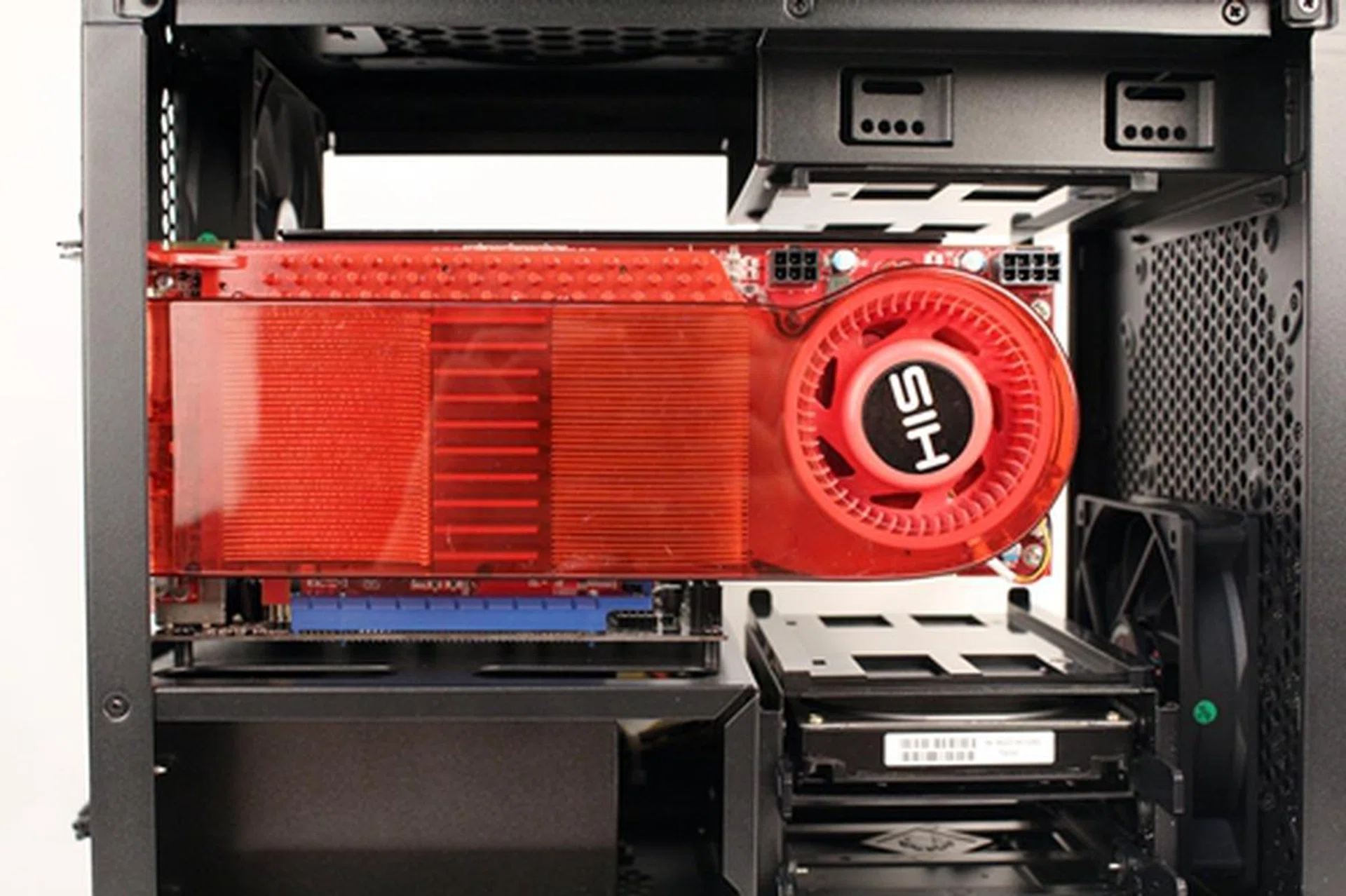 After removing the center 3.5-inch HDD cage, we installed our regular 10.5-inch graphics card.
