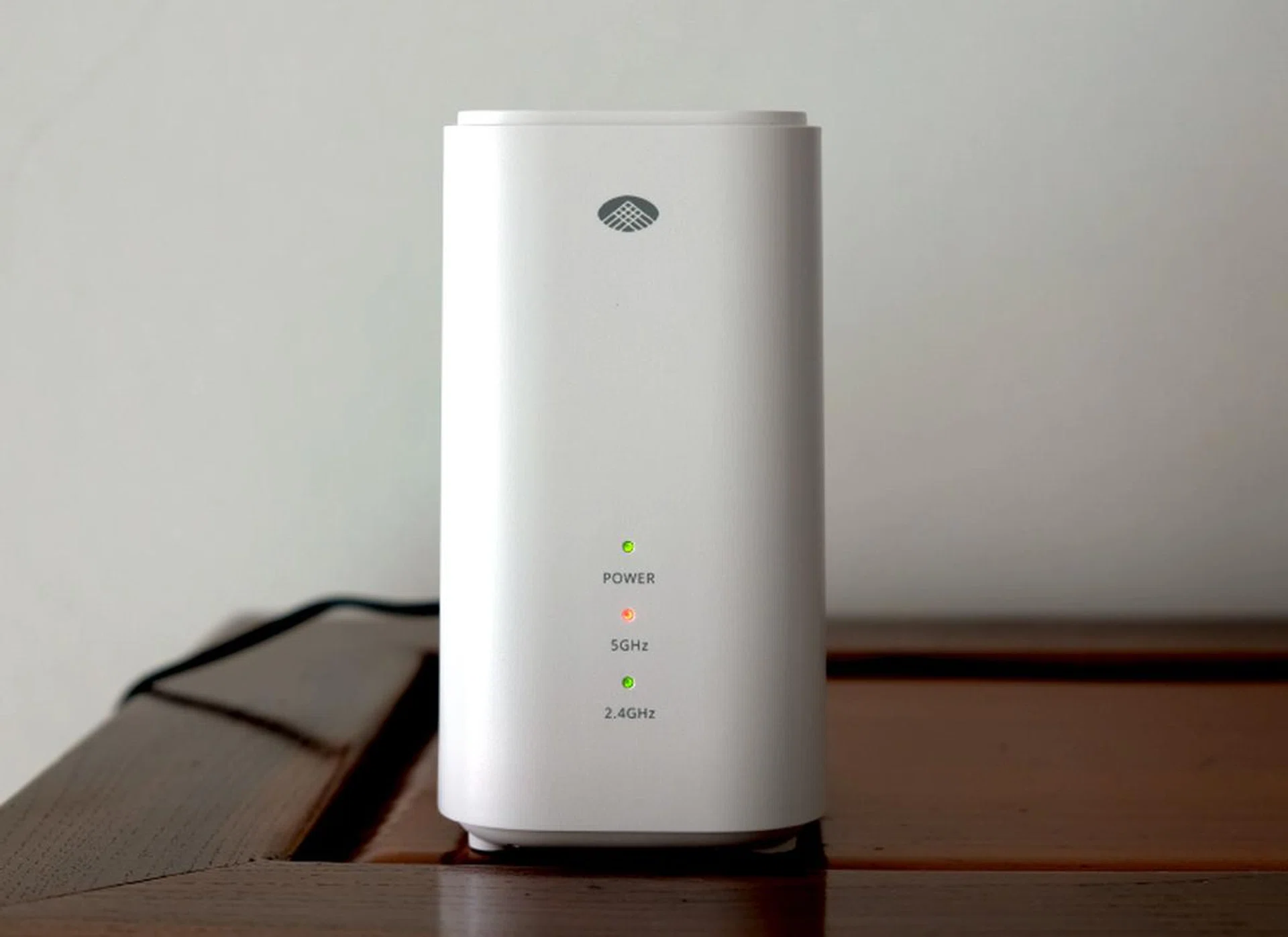 If one of the indicators show red, it means there's a connection problem. In this case, the two routers are communicating only via 2.4GHz, which could mean reduced performance.