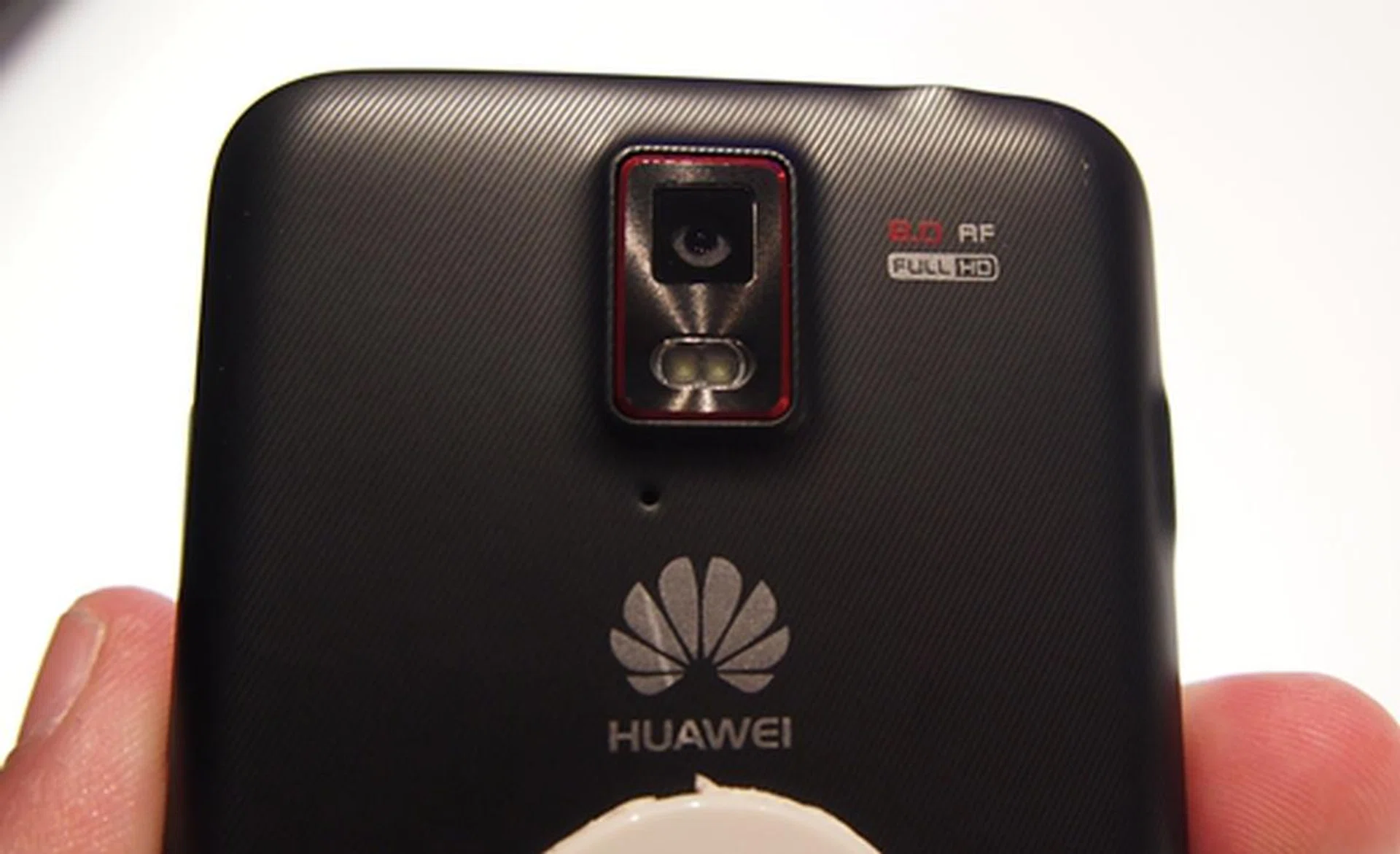Huawei makes it clear that it is not going to be part of the megapixel race by equipping both the Ascend D Quad and D Quad XL with an 8-megapixel BSI rear-facing cameras.