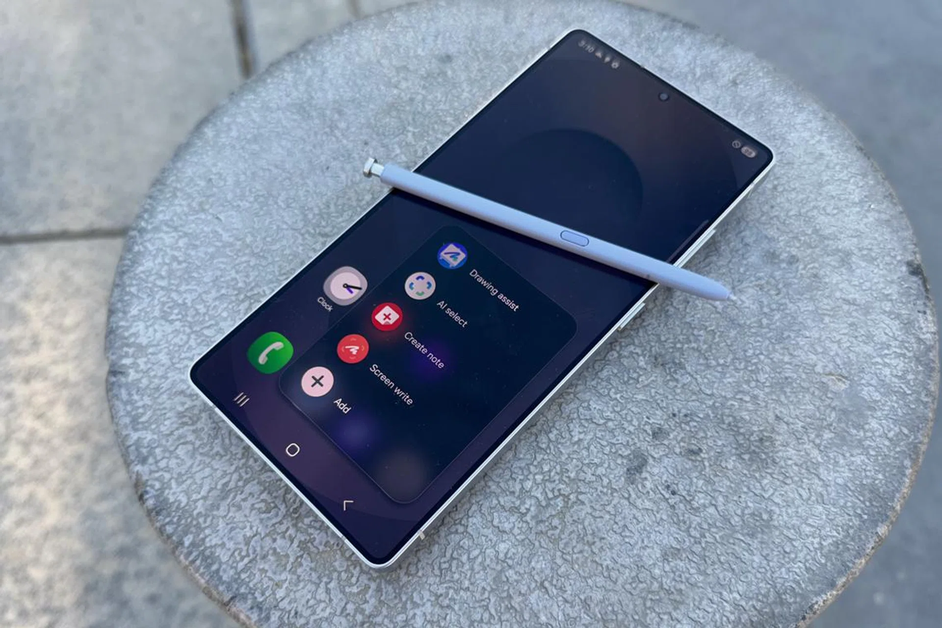 Samsung Galaxy S25 Ultra with the S Pen on top. Photo: HWZ.