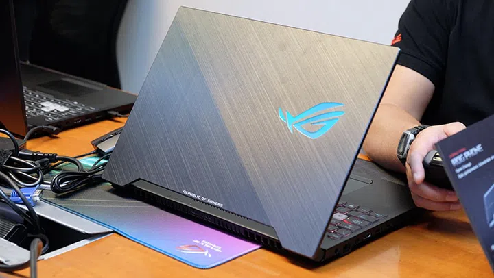 The new laptops share a similar design language with the ROG Zephyrus GX501.