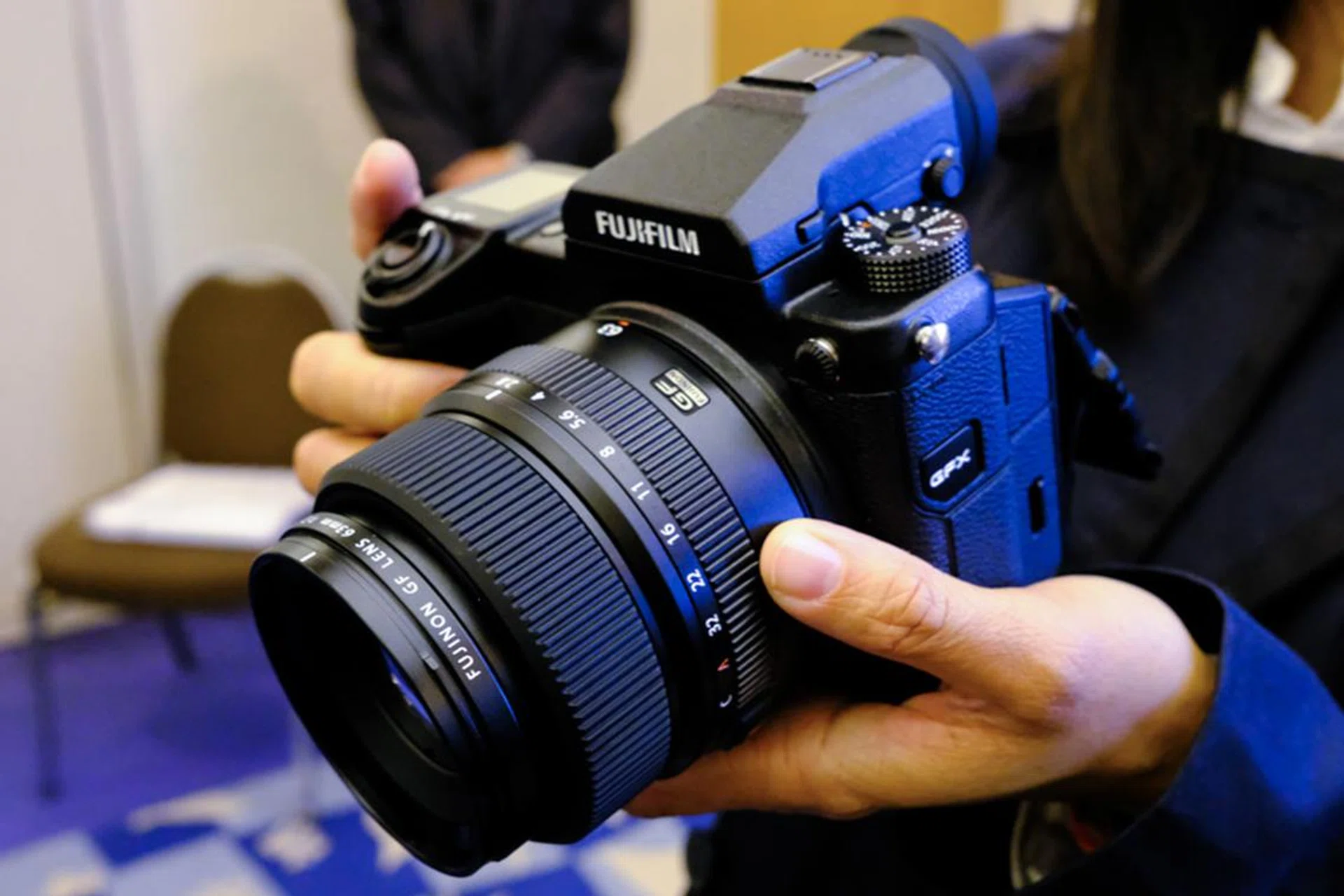 The GFX 50S is light enough to easily pick up with just one hand.