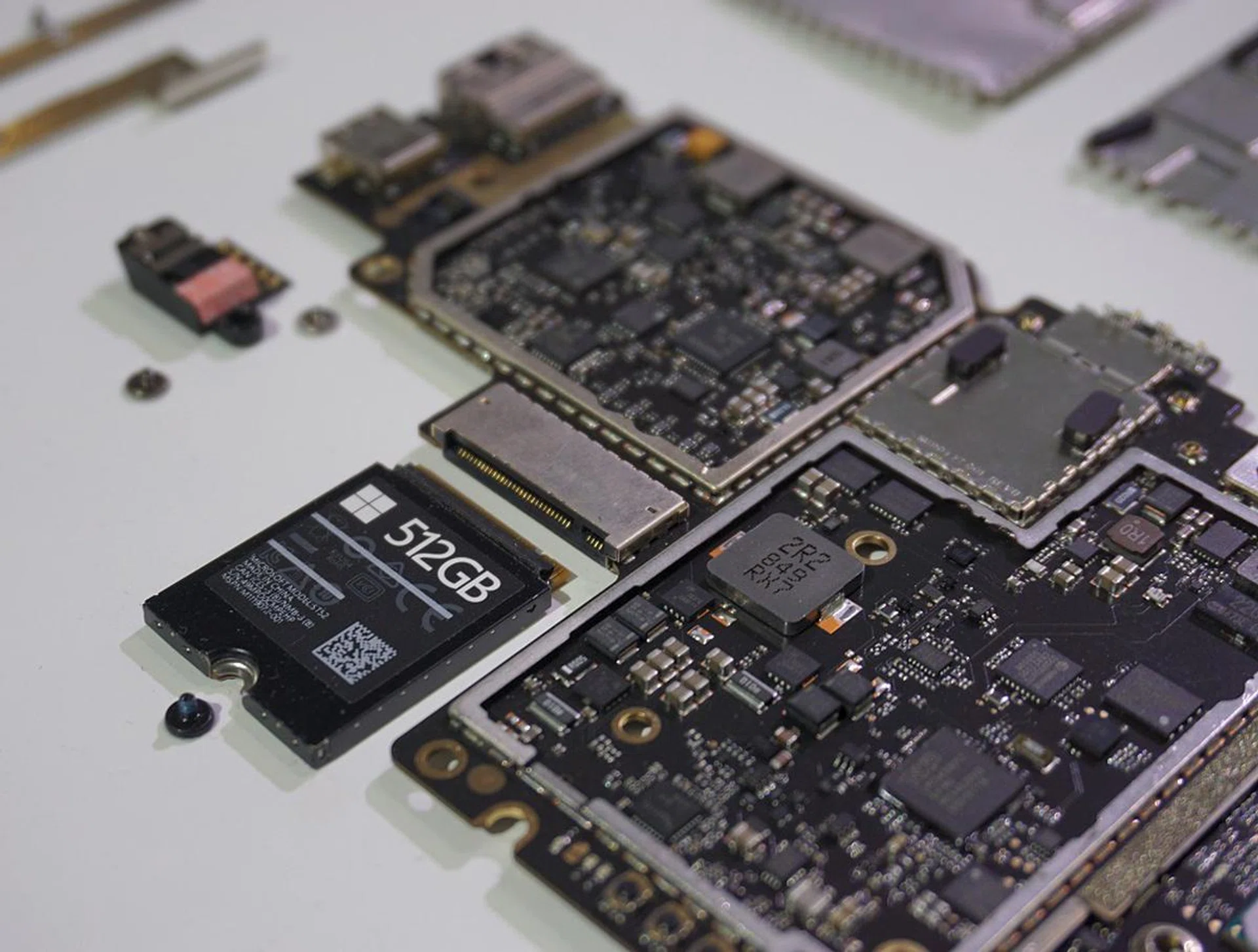 Microsoft says they are using easily removable M.2 NVME PCIe SSDs this time around to bump up system performance and responsiveness, as well as to facilitate easy storage upgrading and maintenance. Up to 1TB storage options are available from Microsoft, though it may be challenging to get off-the-shelf parts with such a compact M.2 form factor for upgrading on your own. Microsoft still recommends an authorised technician to do the servicing, but the system access is such that it’s no longer cumbersome.