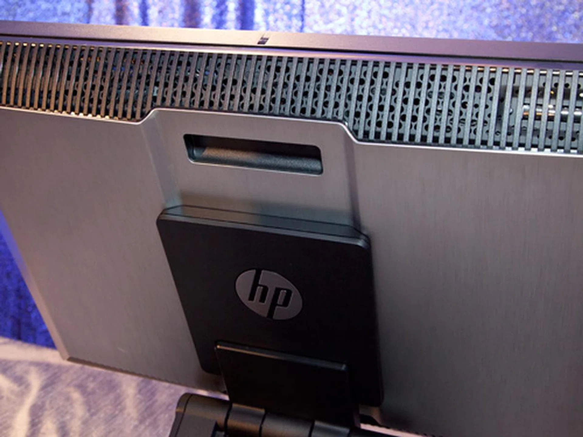 Behind the screen, you'll find the familiar looking HP Z-series workstation handle which makes it really easy for anyone to transport this system around the office. Above it, you'll find a large a large ventilation grill that cuts across the width of the system. The vent here is critical to the system's cooling system and it plays a vital role in keeping the system operating noise low.