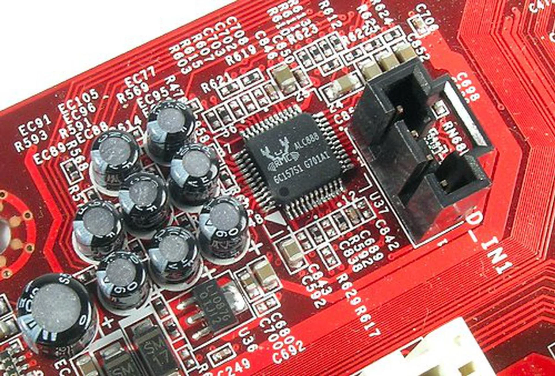 The P35 Neo series will also utilize the Realtek ALC888 CODEC. The board will only come with analog surround audio jacks only, though it does have an S/PDIF header.