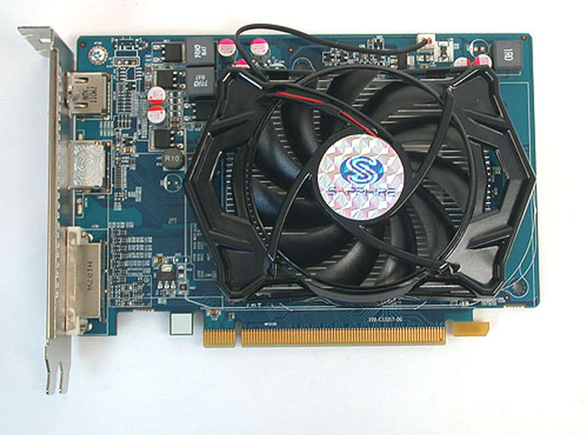 The Sapphire Radeon HD 6670 is a relatively short, stubby card which takes up two slots due to its larger, third-party cooler.