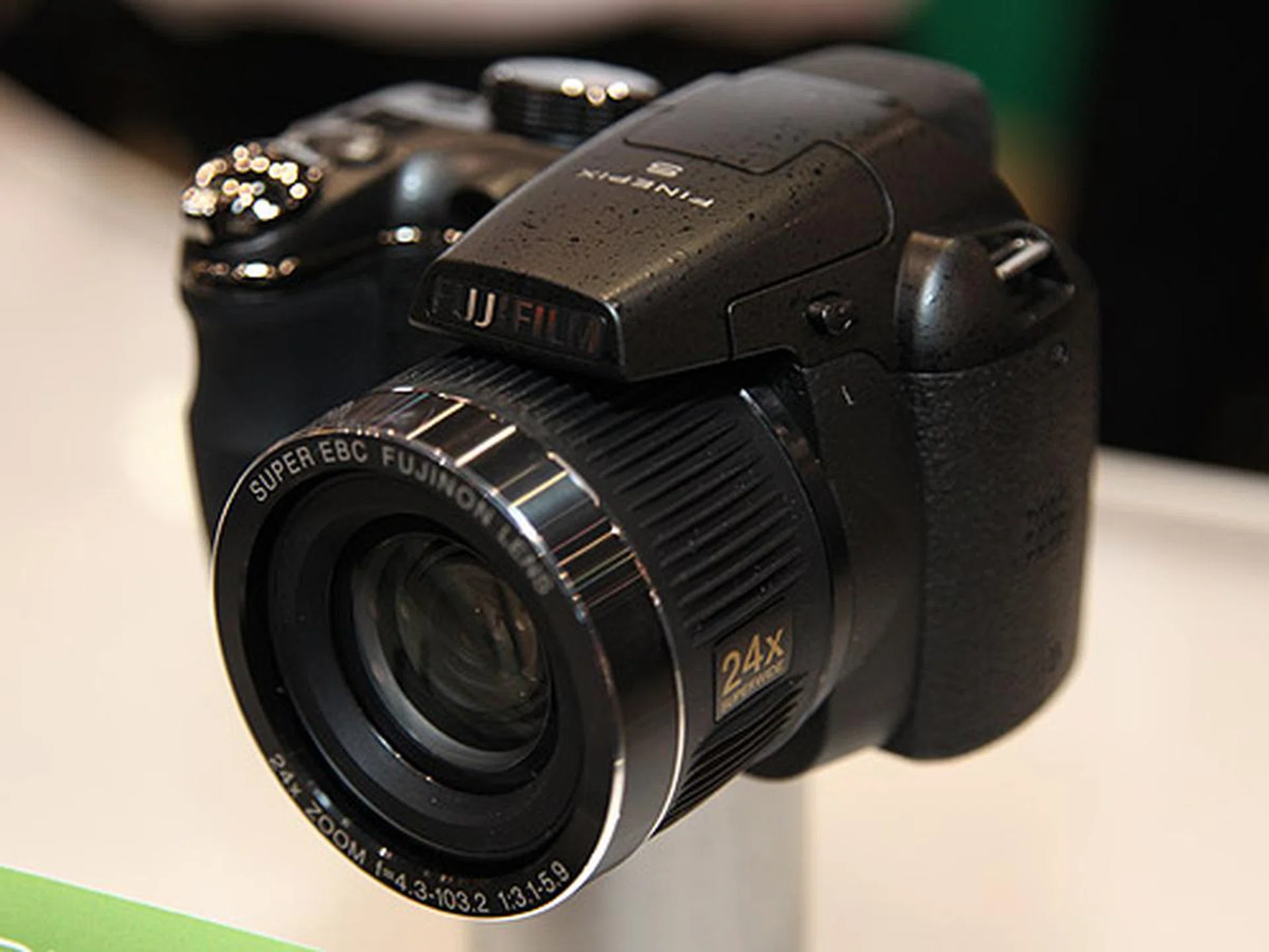 The new FinePix S3200 comes with a 14 Megapixel image sensor, capable of optical zoom of up to 24x, dual image stabilization technology and video recording at 720p resolution.