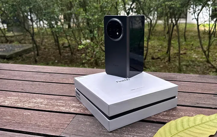 OPPO Find N5 with its packaging box. Photo: HWZ.