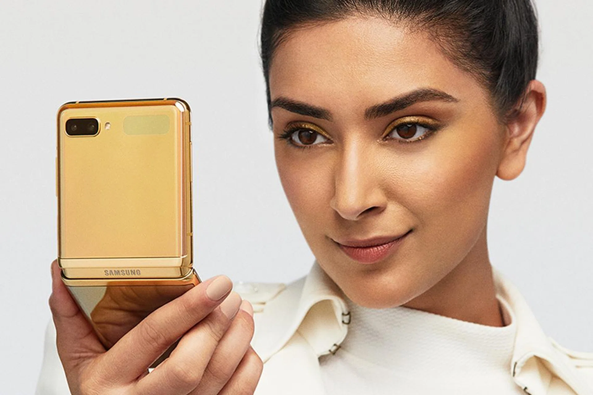 Galaxy Z Flip in Mirror Gold.