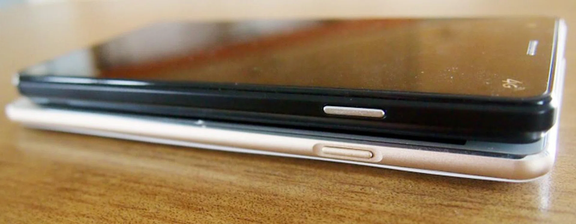 The G7 boasts a metallic frame which feels more premium than the plasticky P3000S.