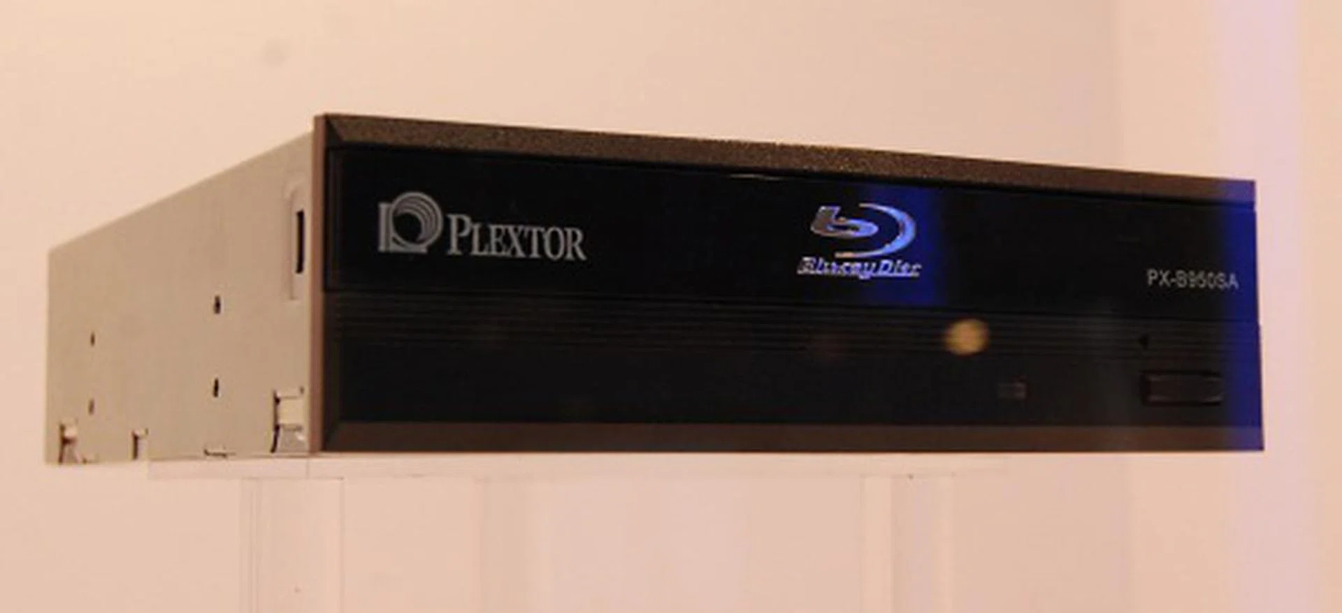 This is the Plextor we know, with this internal 12x Blu-ray writer that can write to single layer BD disc at up to 12x speed and a double-layer disc at 8x. 