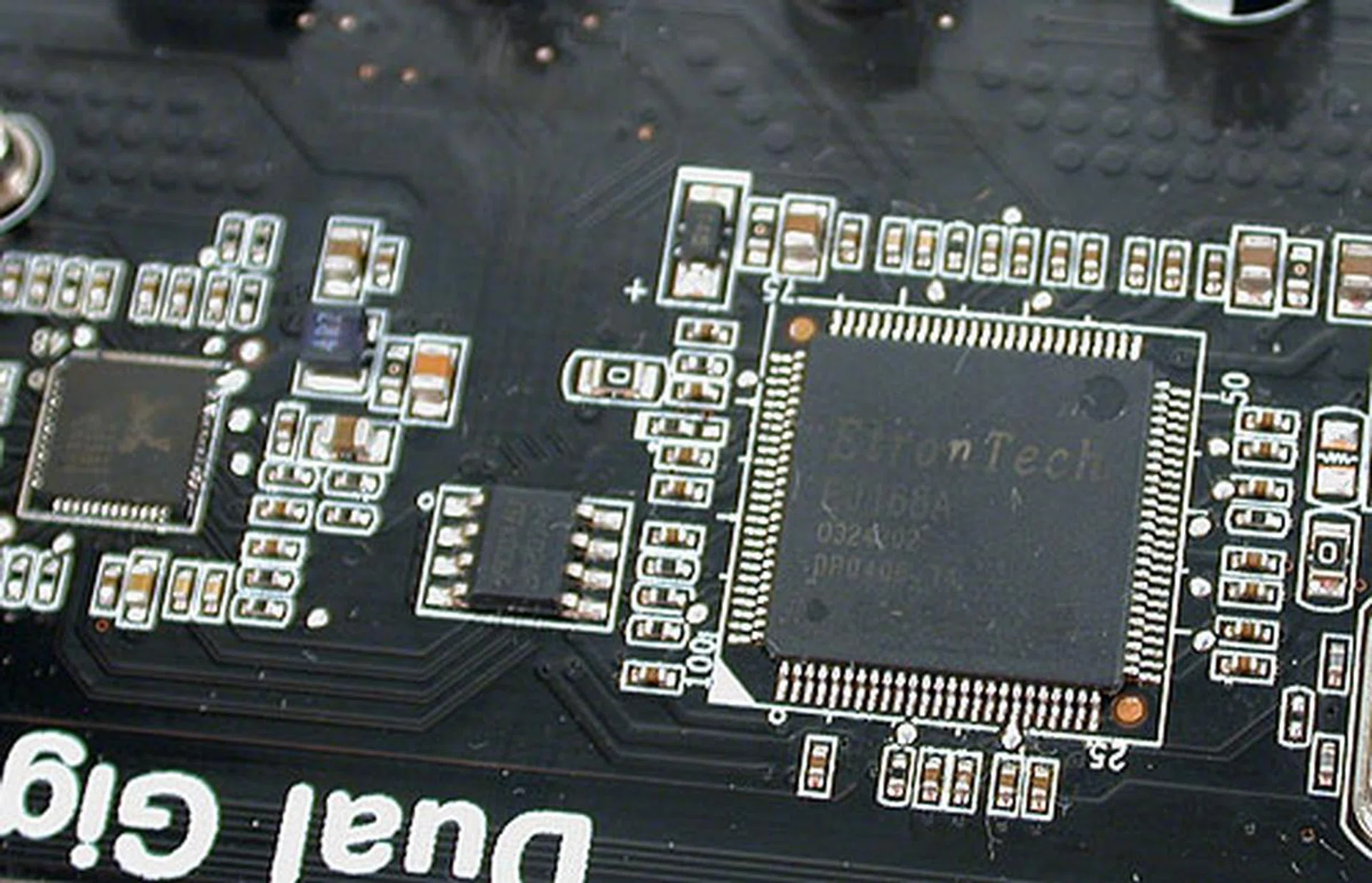 EtronTech is the provider for the USB 3.0 controller, there are two such controllers for a total of four USB 3.0 ports, of which two are present as onboard headers. 