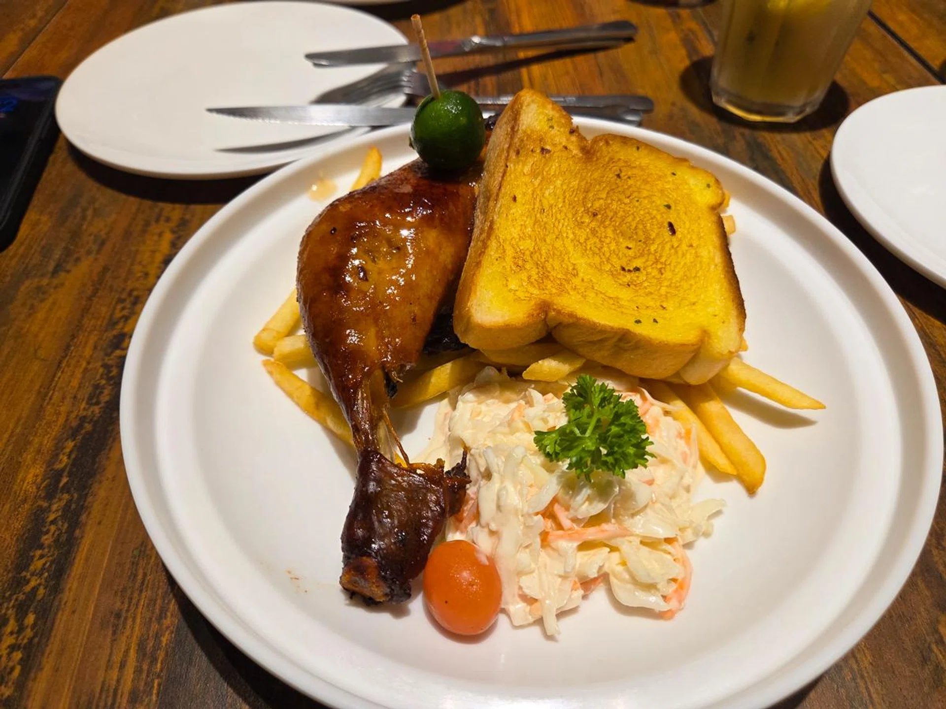 Main camera, 12MP pixel-binned shot. Photo: HWZ.