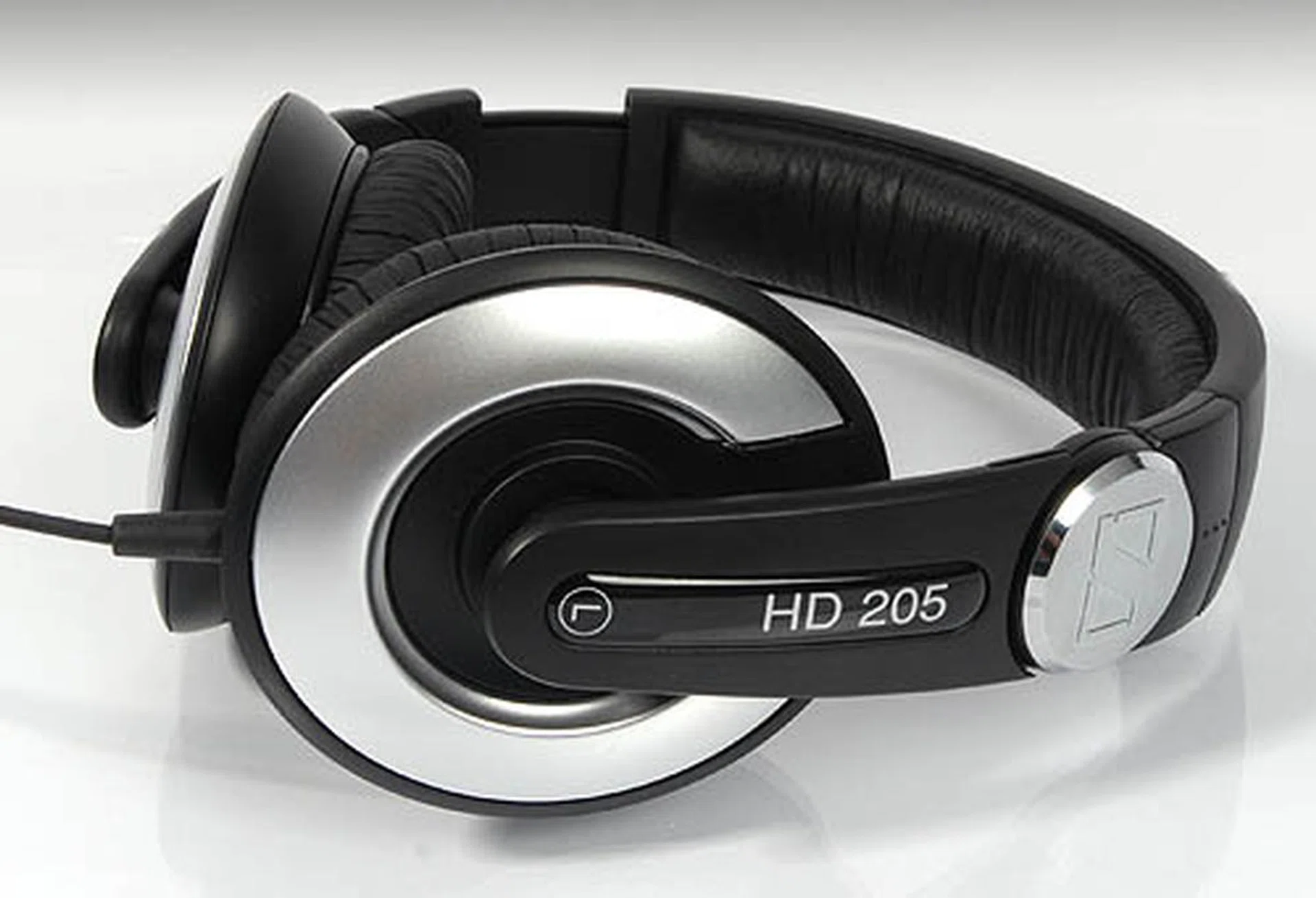 The HD 205 is a rugged pair of headphones catered for the DJs with good shielding from external noise.