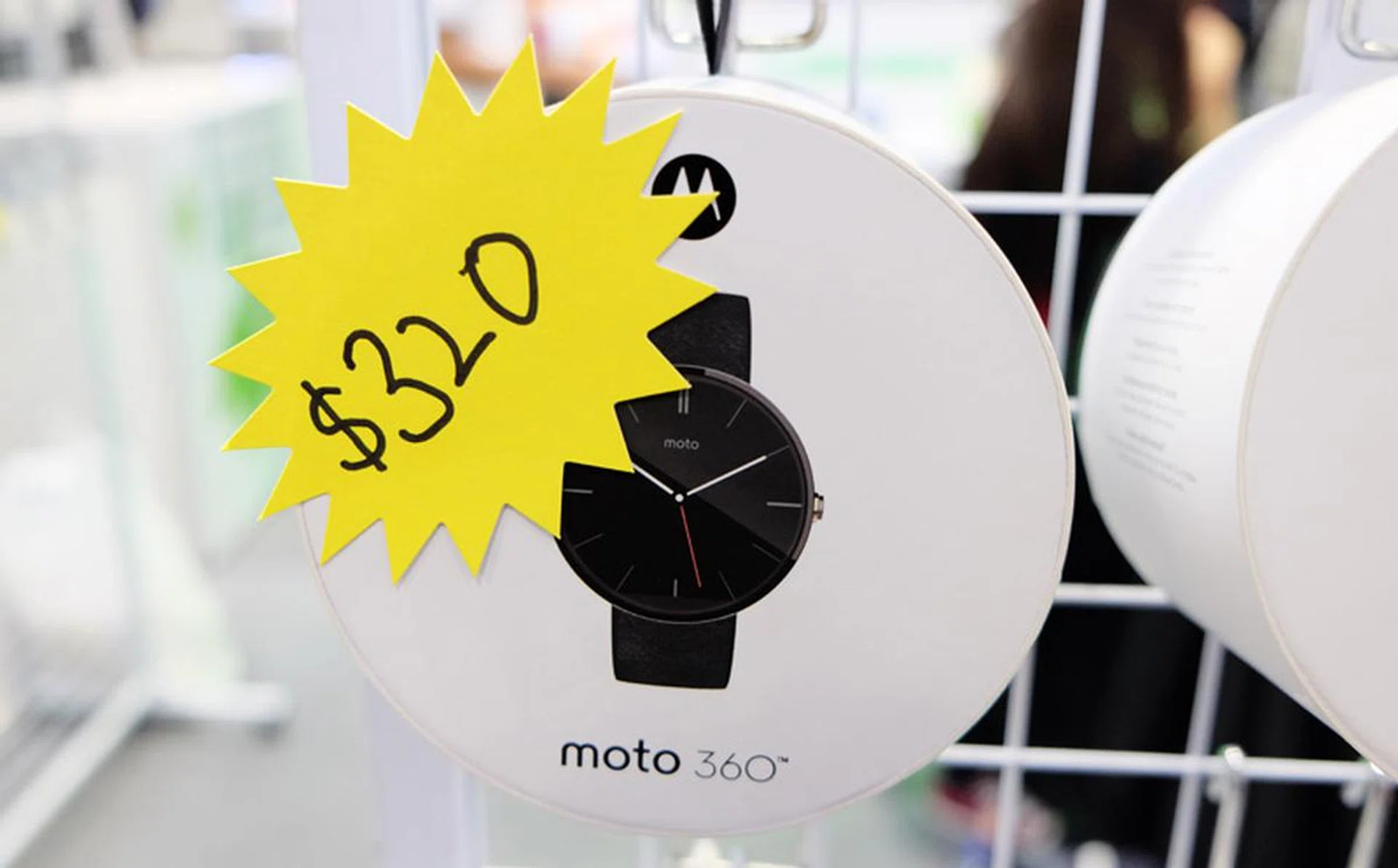 The very attractive round-faced Moto 360 smartwatch is available at CEE for just $320 (usual price: $380). Powered by Android Wear, the Moto 360 has a 1.56-inch round 320 x 290 display and sports a sleek minimalist design and a premium build of glass and stainless steel. 