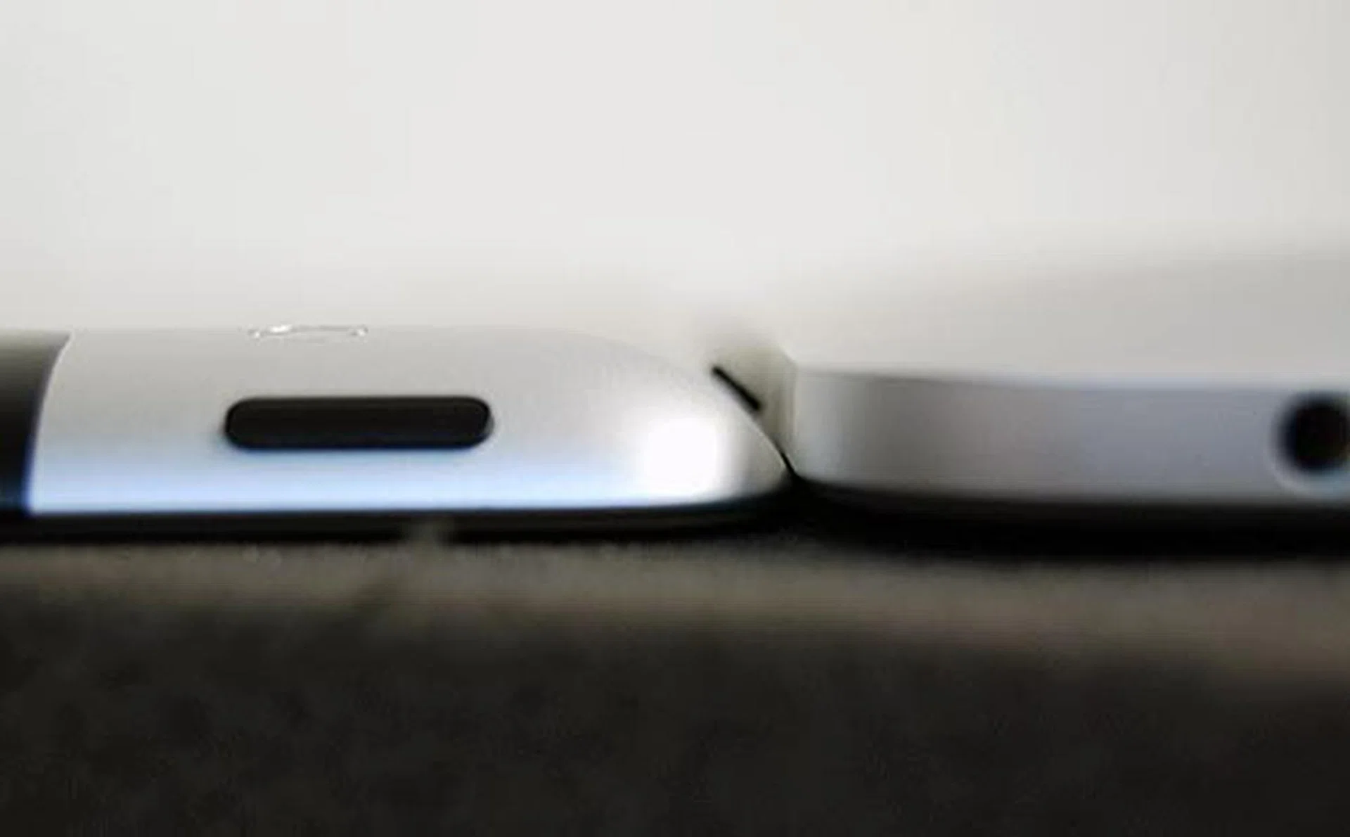 Thanks to the new design, the sides are much skinnier with sloping angles to give an illusion of even more slimness.