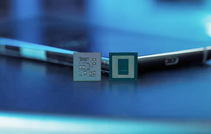 Qualcomm Snapdragon 888, front (left) and back (right).