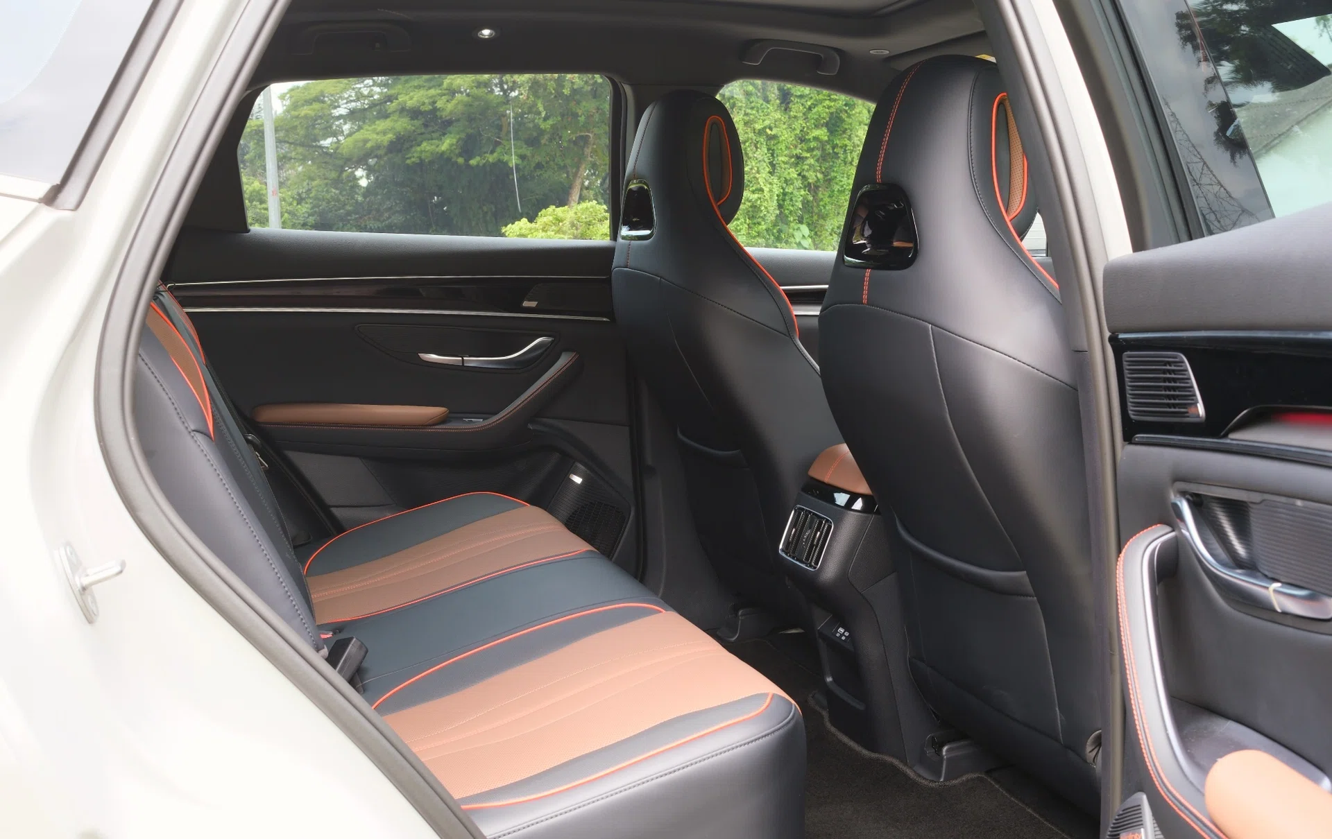 BYD Sealion 6 DM-i rear leg room