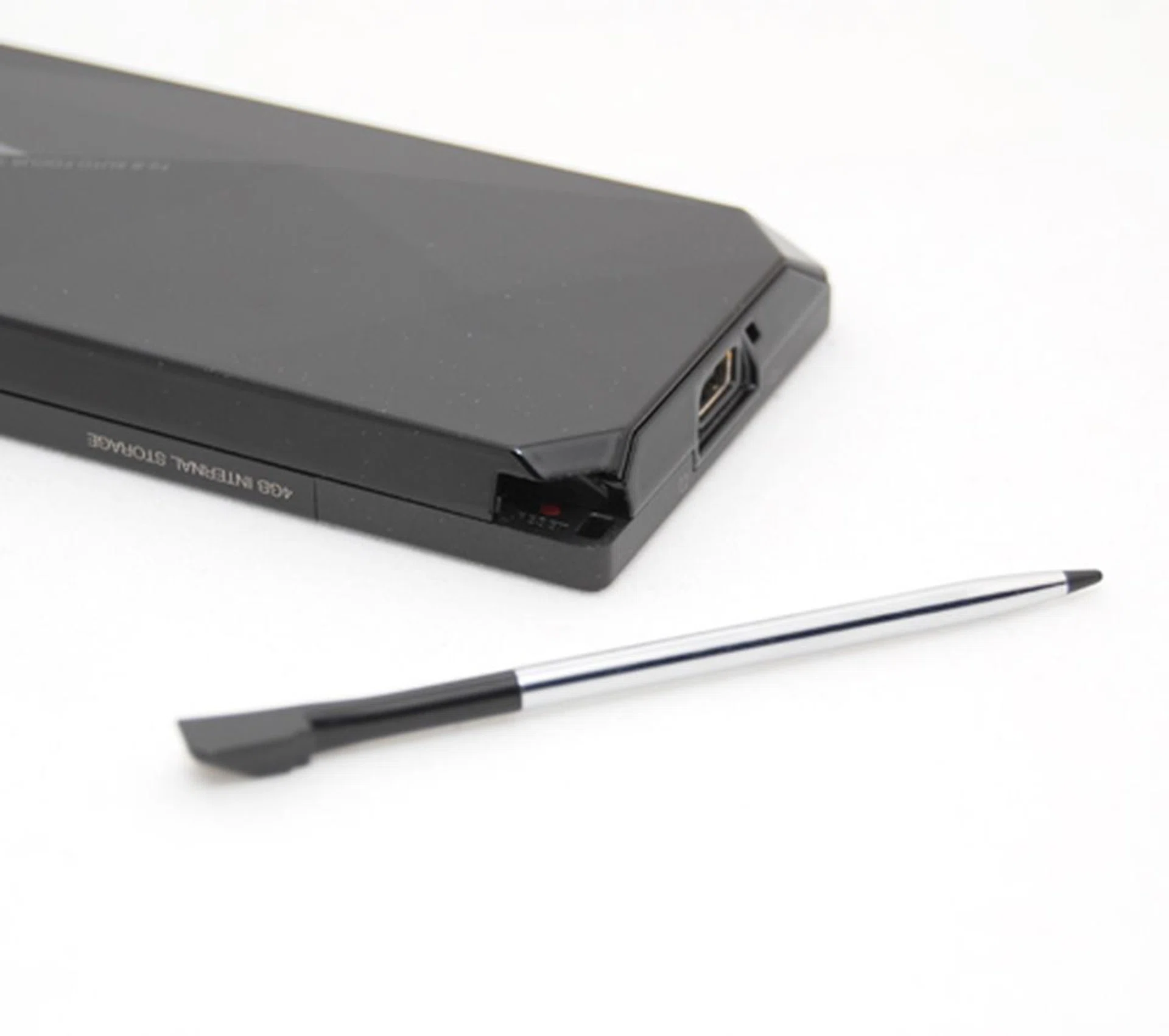 Stylus users are still in luck, with the inclusion of the nominal stylus at the bottom right of the Diamond locked securely with an internal magnet. Additionally, removal of the stylus will also awaken the Diamond from its standby mode and activates its note taking mode during phone calls.