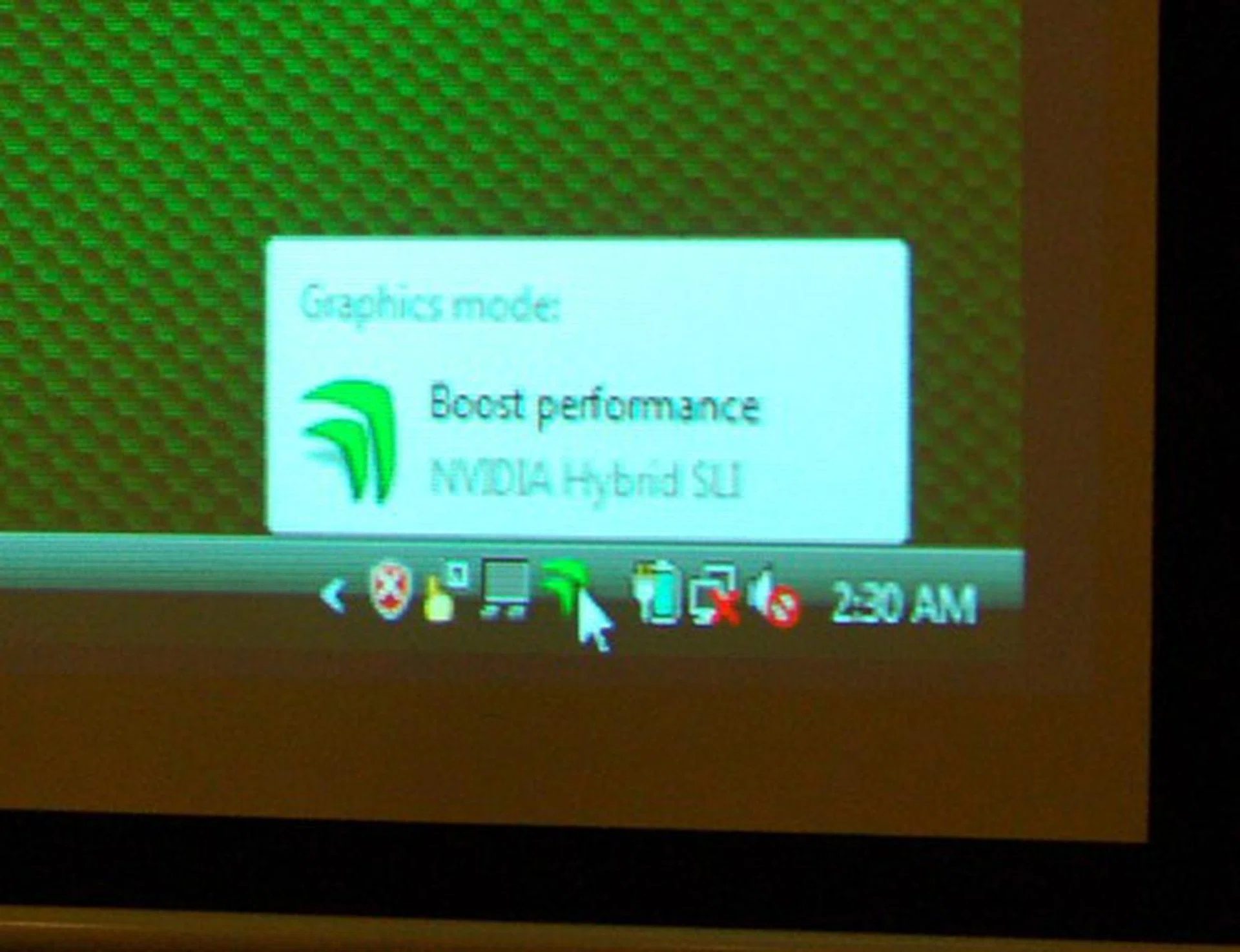 Focusing on the Hybrid SLI support for notebooks, which is new for the GeForce 9M series, this taskbar icon with dual stripes indicates the activation of Hybrid SLI. If it were not activated, you'll see only a single stripe.