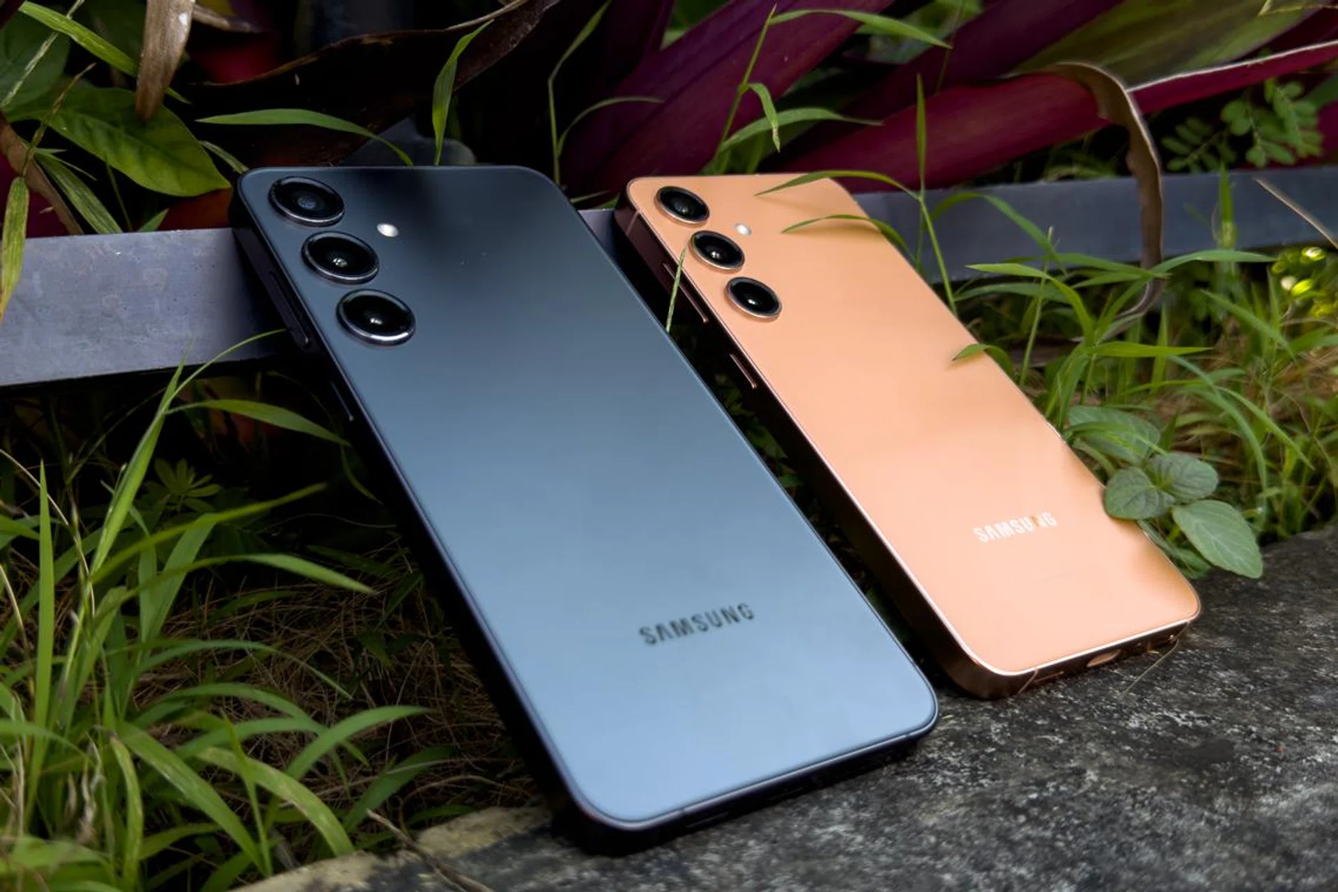 Left to right: Samsung Galaxy S24+, Samsung Galaxy S24.