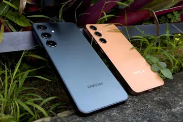 Left to right: Samsung Galaxy S24+, Samsung Galaxy S24.