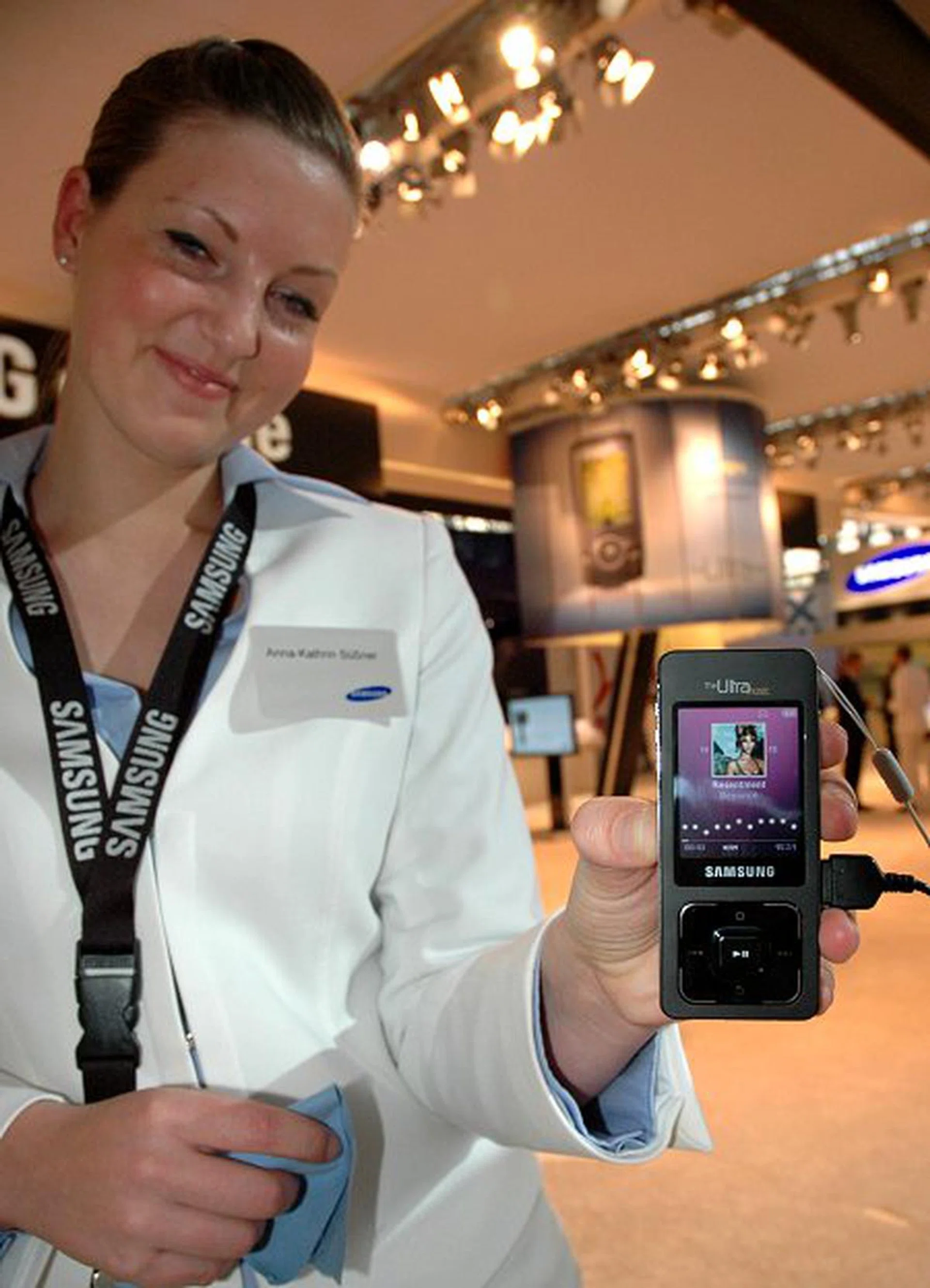  As part of its new premium additions to the original Ultra Edition phones, Samsung unveils its Ultra Special Edition of phones. One of these is the Ultra Edition F300, also known as Samsung&rsquo;s Ultra Music Phone, which comes with a dual face LCD (LCDs on both sides). This model also got endorsed by singer/actress Beyonce Knowles. Part of the feature is the embedded hit single &lsquo;Irreplaceable&rsquo;. According to Samsung Singapore, the F300 will be available by mid-May.  