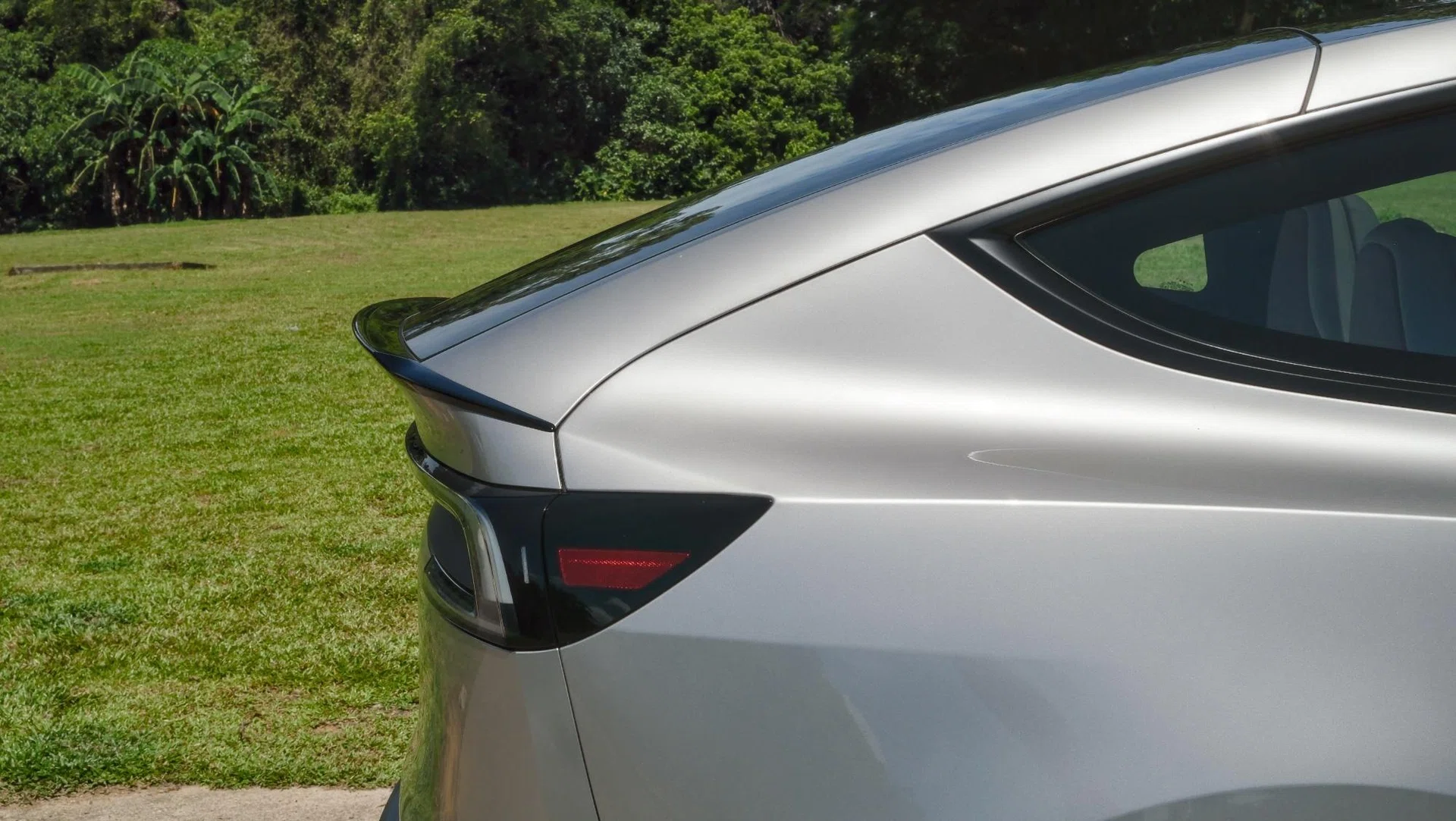 Tesla Model Y L bootlid spoiler
