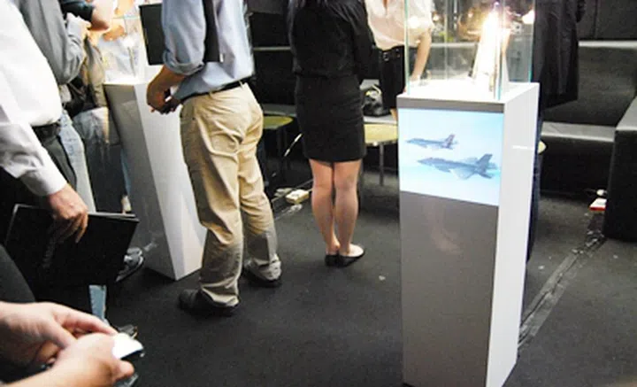 Samsung Beam at work - an exclusive with Starhub, the phone not only can project saved video clips, but can stream live videos from popular channels like National Geographic through a pre-installed Starhub's mobile TV app. 