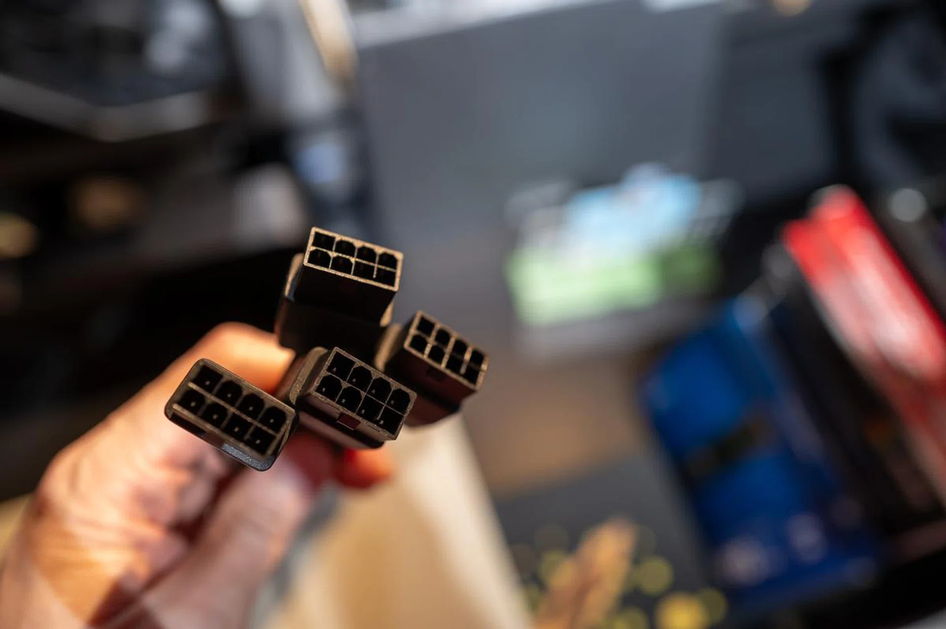 Bonus picture: Don't have a 12V-2x6 power connector? Well tough luck, you'll have to use this cable adapter. (Image: HWZ)