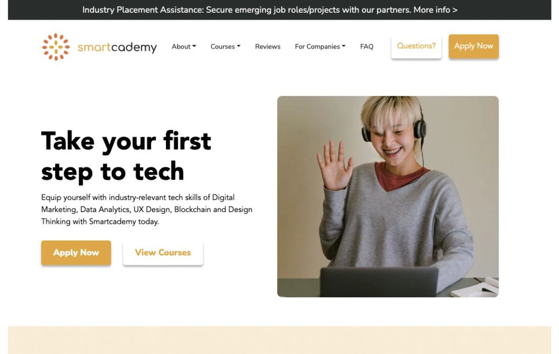 Smartcademy teaches tech courses like Data Analytics, Digital Marketing, and UX Design.