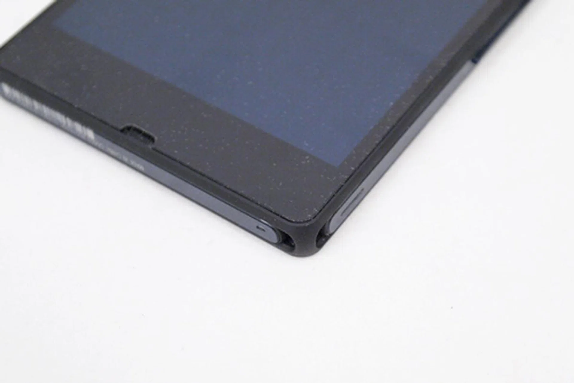 One thing we notice that there's no touch controls on the phone but rather, Sony Xperia Z relies heavily on software touch controls (back, home, recent apps), which unfortunately, takes up a bit of space on the 5.0-inch screen.