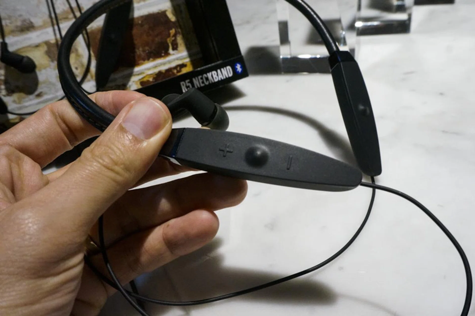 Basic volume controls can be found on the right end of the band.