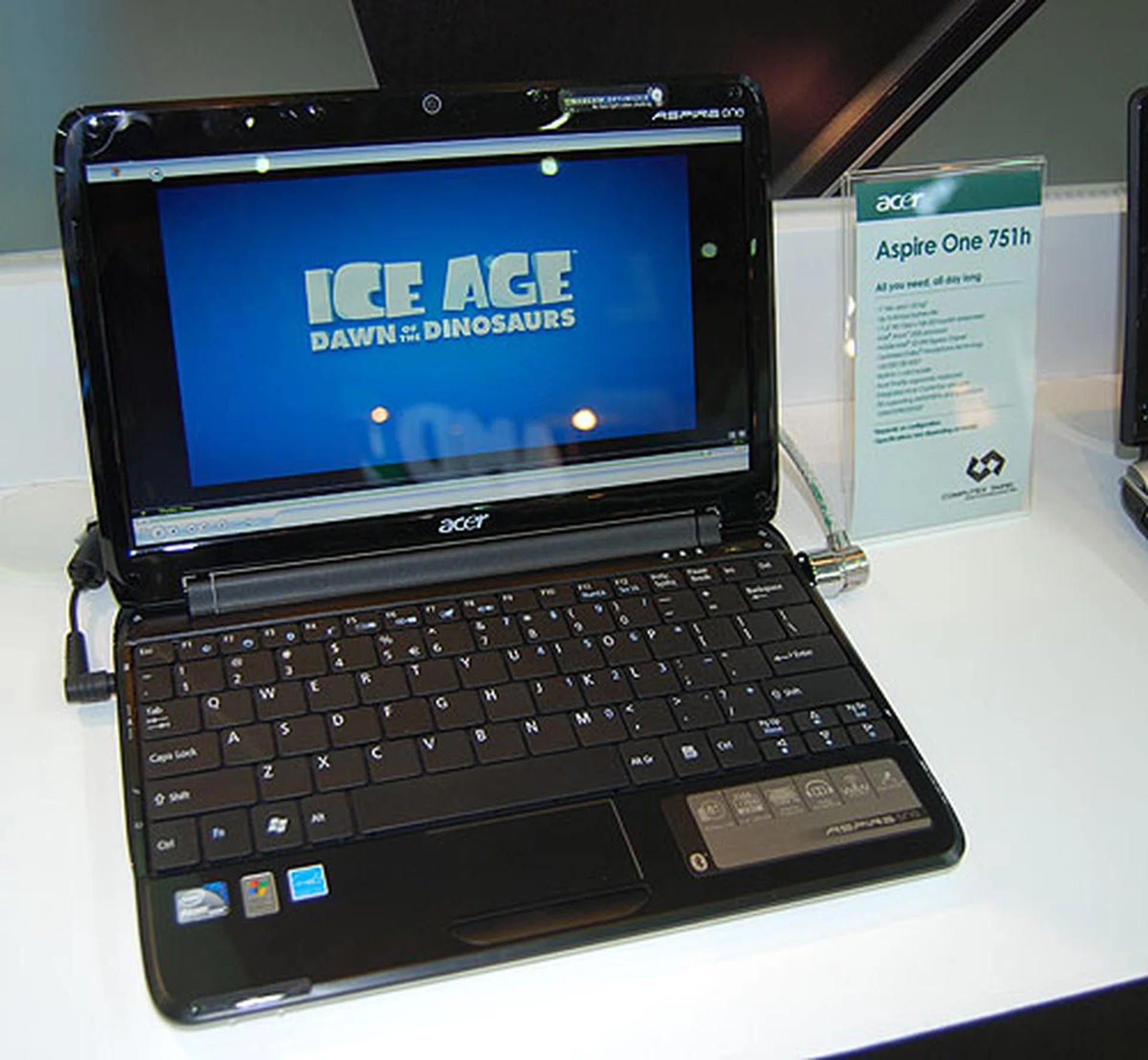 The Aspire One 751h meanwhile is slightly heftier at 1.25kg, thanks to its 11.6-inch LED backlit widescreen display. The newer Atom Z520 processor with Intel US15W chipset is used. Acer rates it at around 8 hours of battery life.