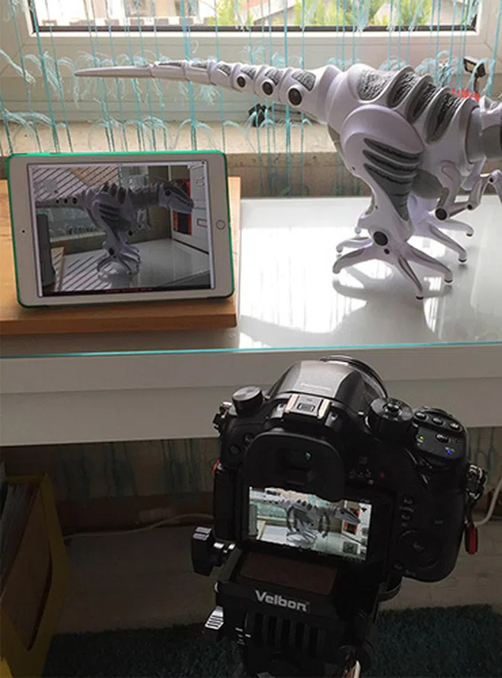 The iPad is perfectly mirroring what the camera is seeing.